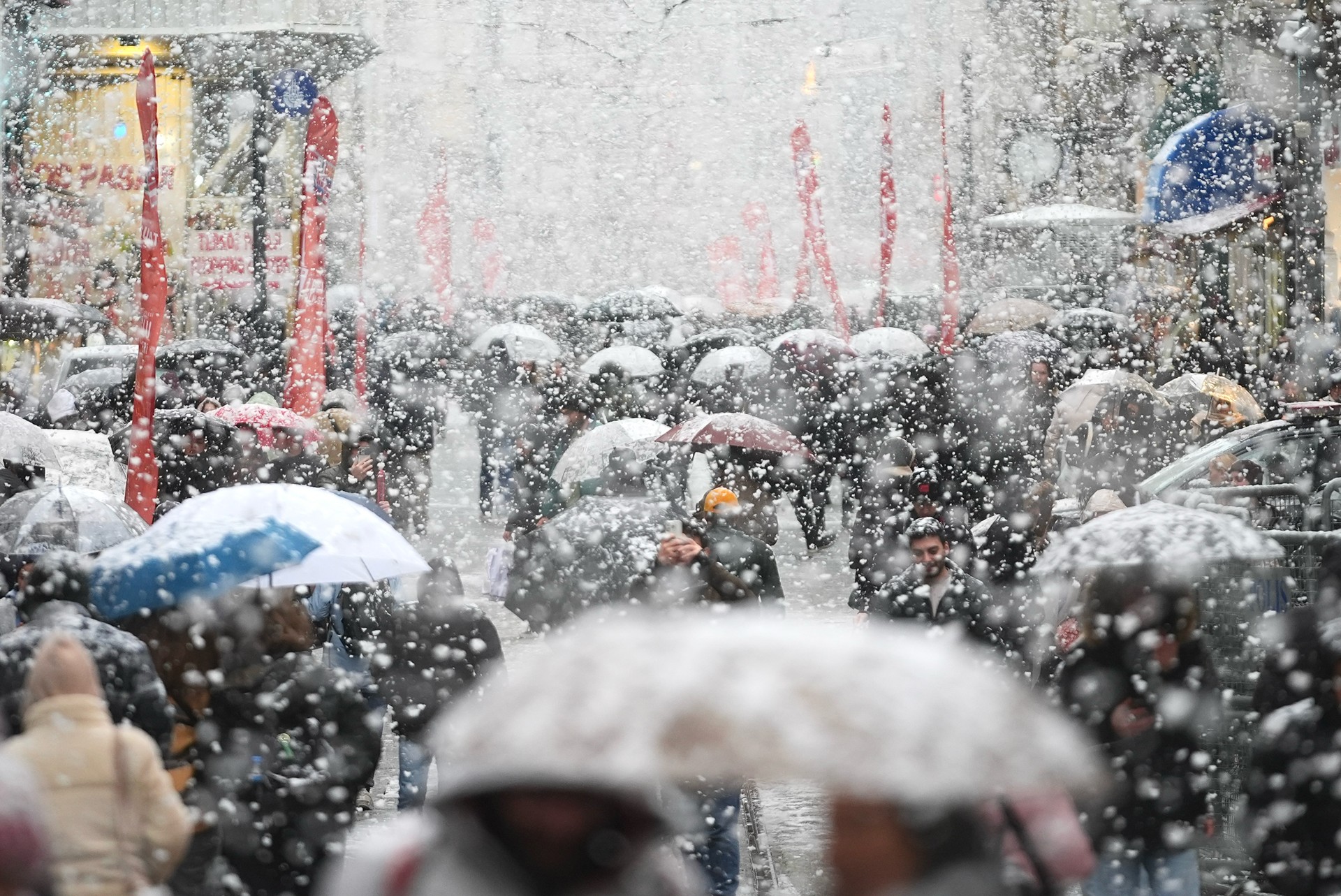 Istanbul blanketed in snow as heavy storm continues for 3 more days