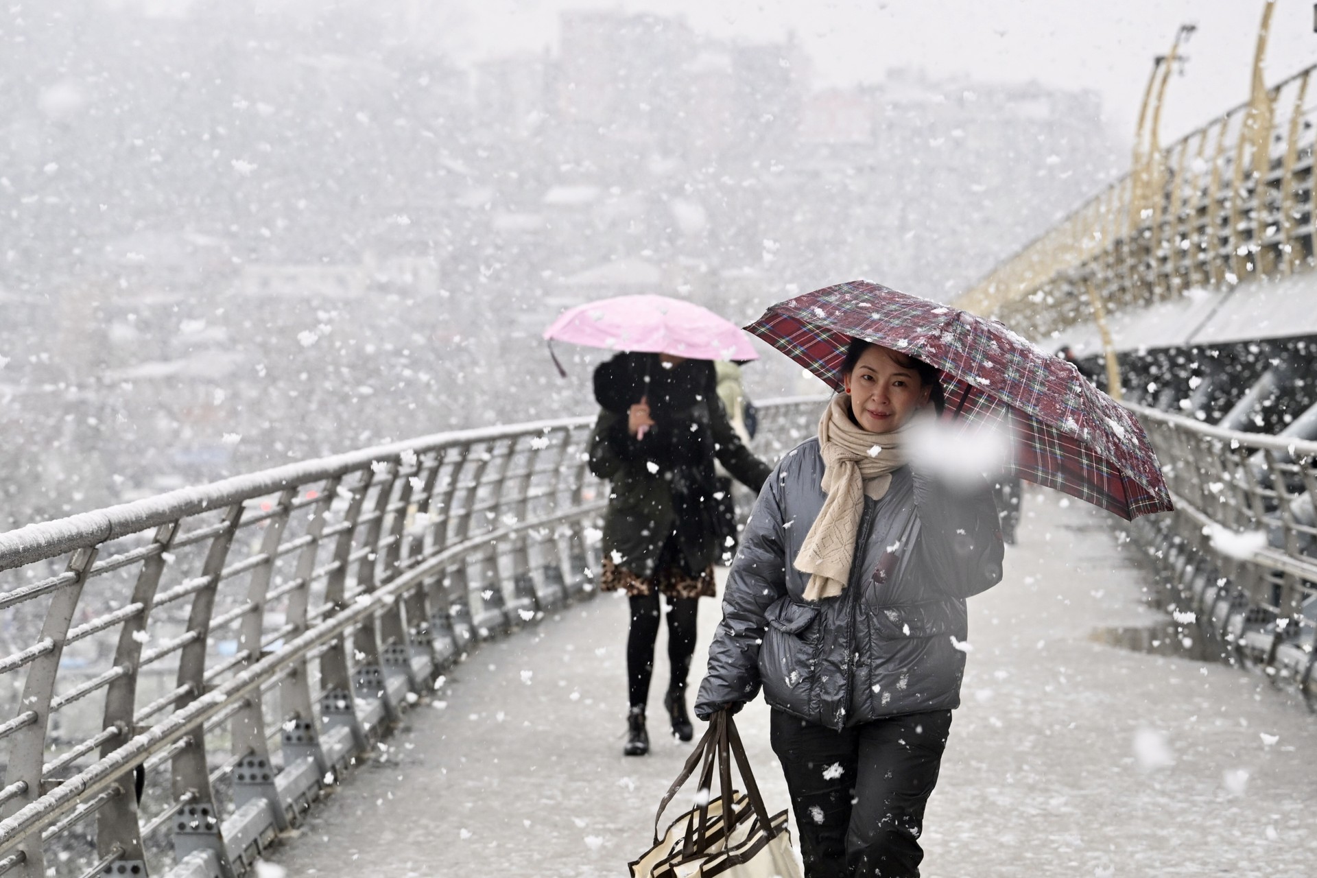 Istanbul suspends education, bans motorcycles, couriers on Feb. 21 due to snow