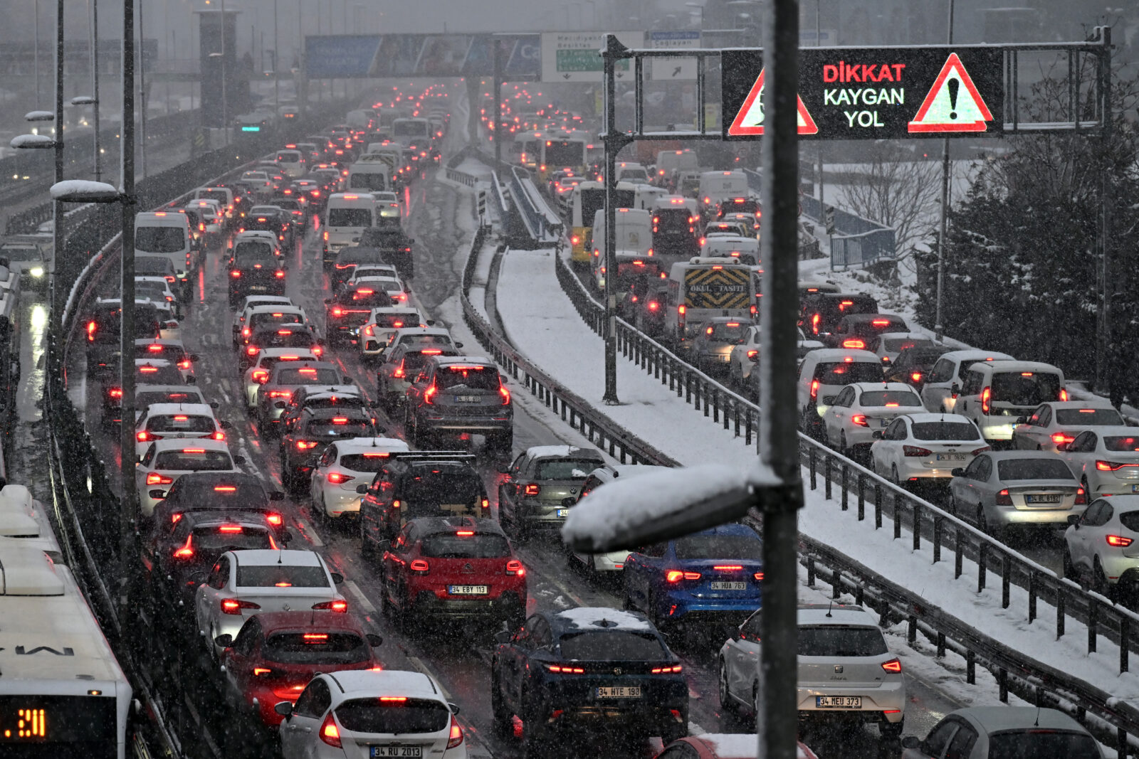Drivers caught in the rain across the city are experiencing difficulty as the snowstorm that began in the early hours of the morning intensified, Istanbul, Türkiye, Feb. 20, 2025. (AA Photo)