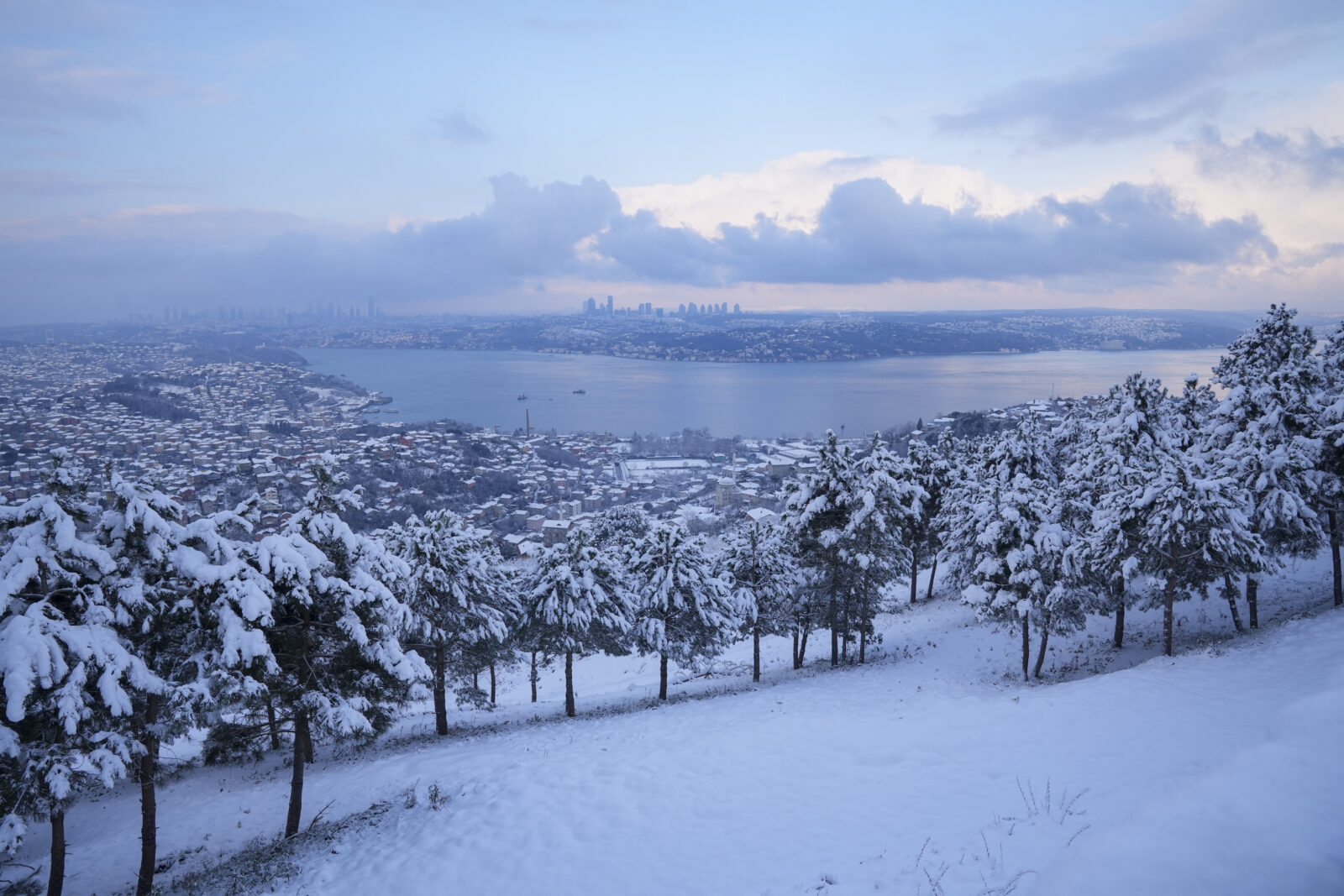 After the heavy snowfall that affected Istanbul, the Beykoz district was covered in white. (AA Photo)