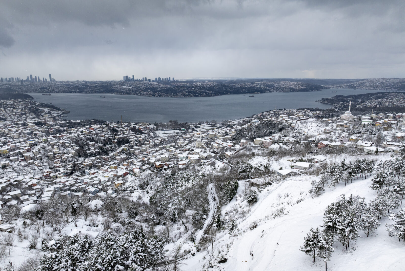 An aerial view of Beykoz and its surroundings covered in white after the snowfall that started in the evening hours on the Anatolian side and continued intermittently in some regions, mainly in the higher parts of Istanbul, Türkiye. (AA Photo)