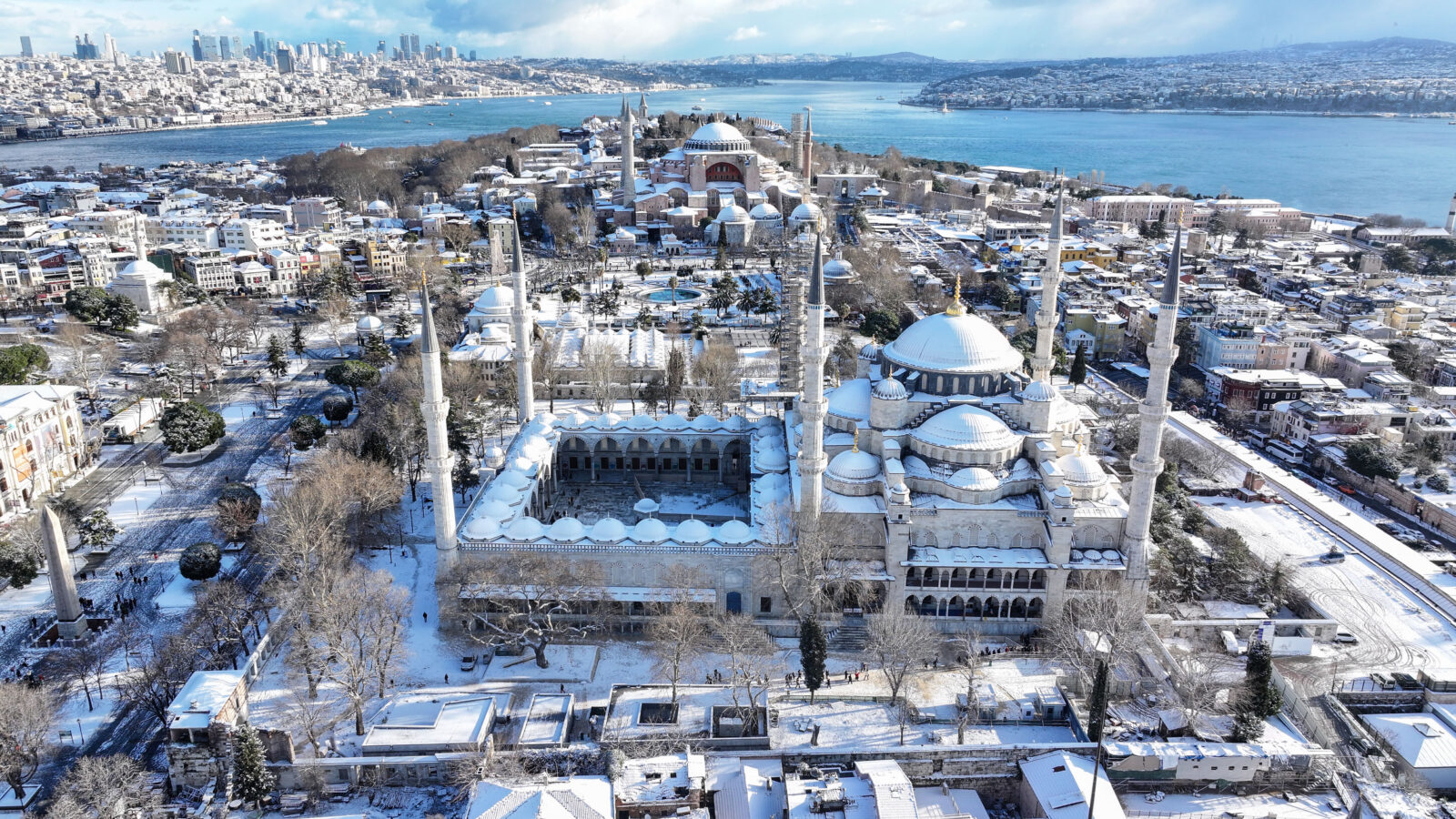 An aerial shot of the Blue Mosque and the Hagia Sophia Grand Mosque, with snow gently covering Istanbul's historical skyline. (AA Photo)