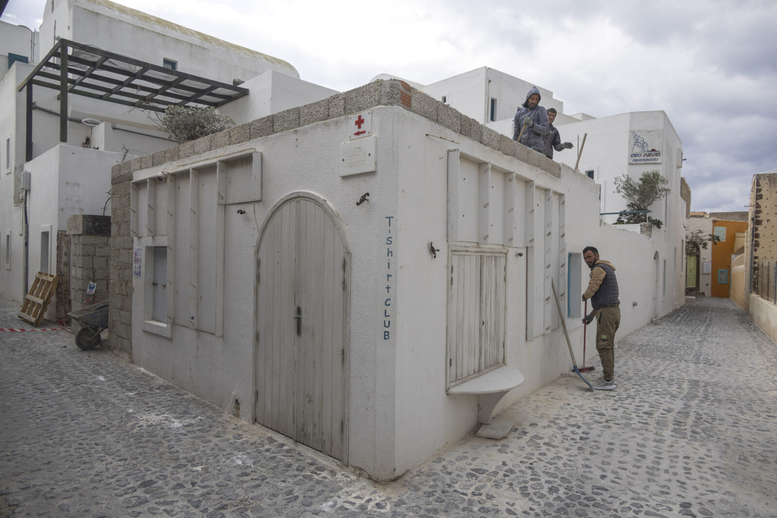 Workers resuming their tasks in Oia village on Santorini Island, where earthquakes continue to occur at a decreasing rate, Greece, Feb. 21, 2025. (AA Photo)