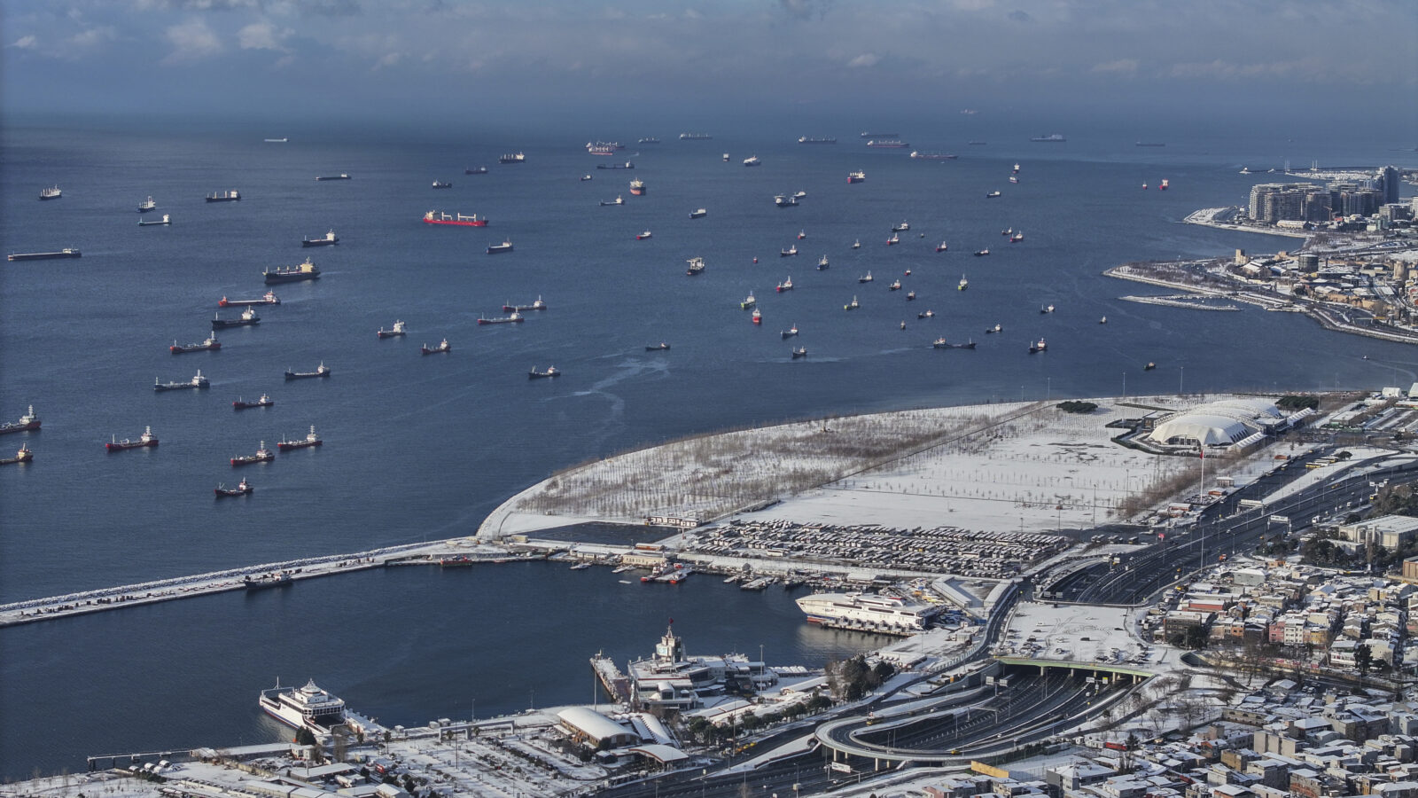An aerial view of the Bosphorus ships as snowfall continues intermittently over Zeytinburnu, Istanbul, Türkiye. (AA Photo)