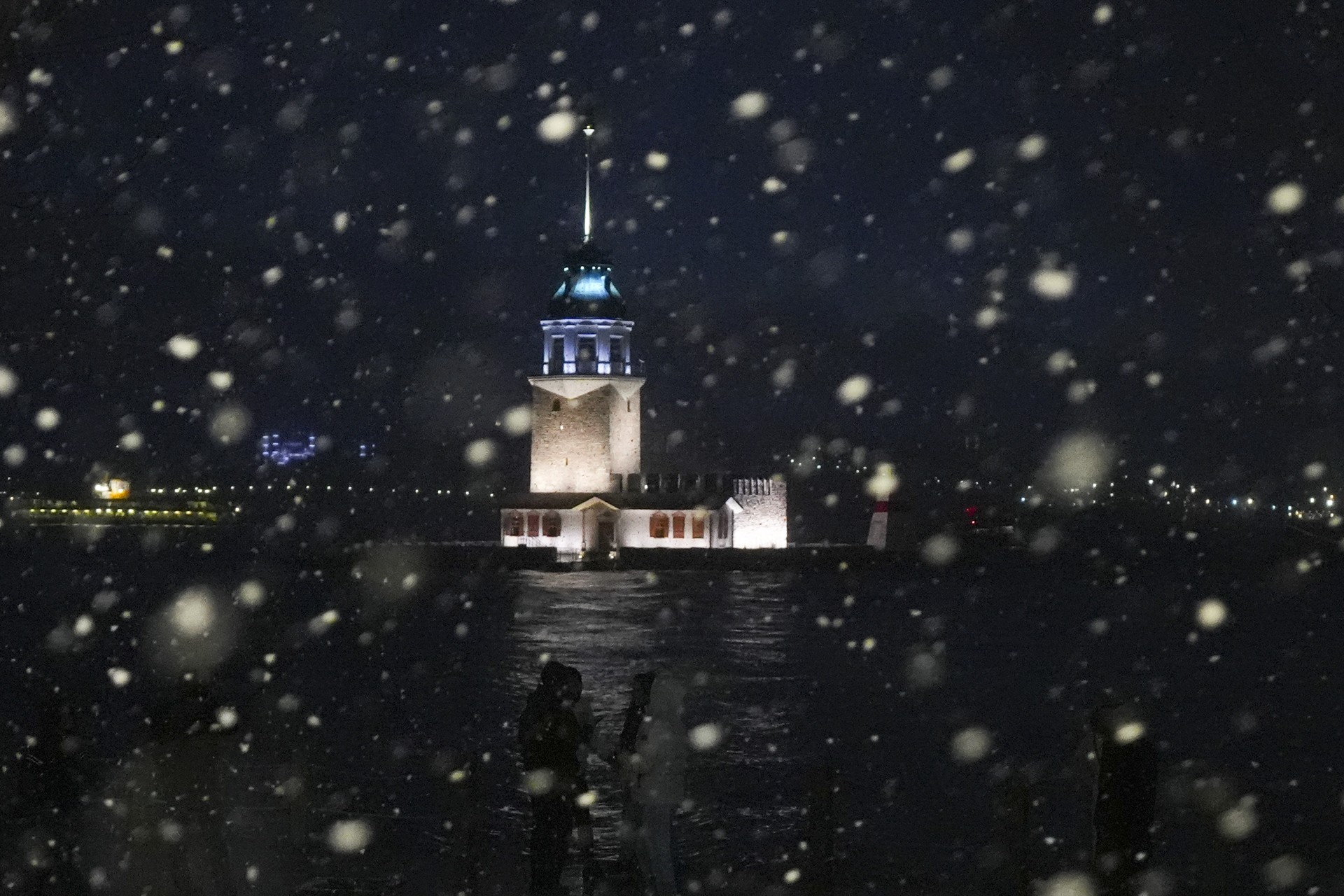 Heavy snowfall continues to blanket Istanbul, paralyzing city as cold front set to last until Monday