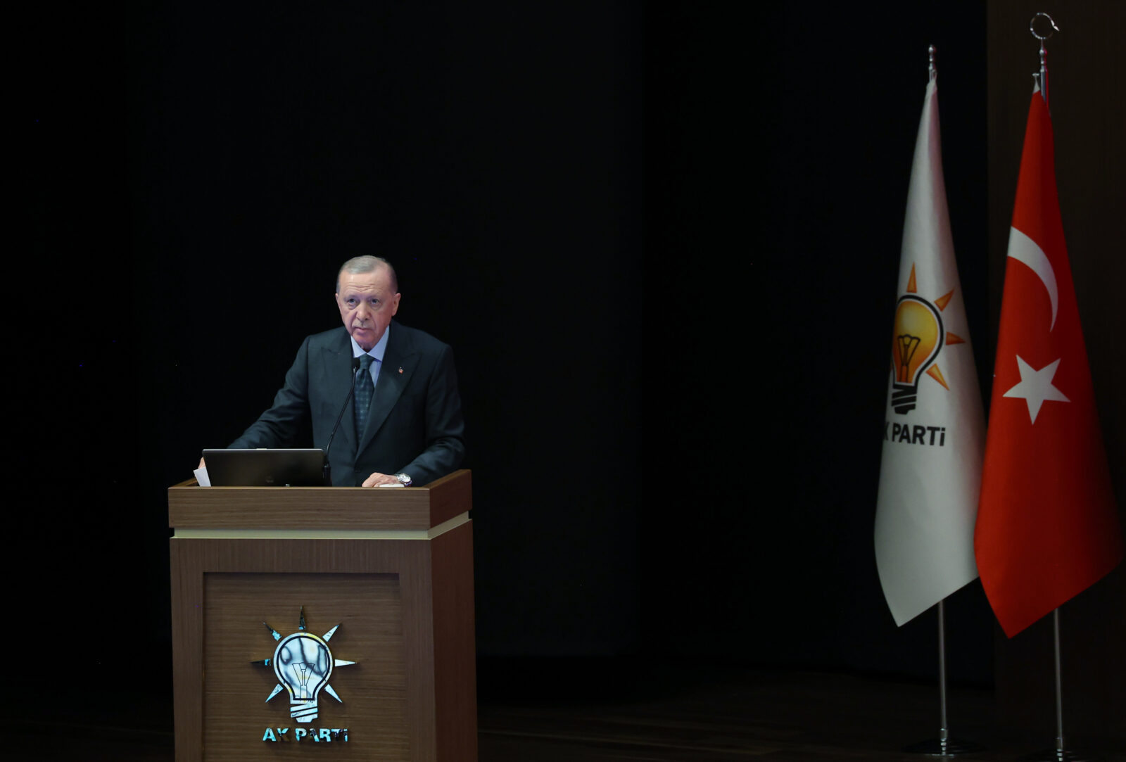 Ruling AK Party reportedly considering November 2027 for early presidential elections