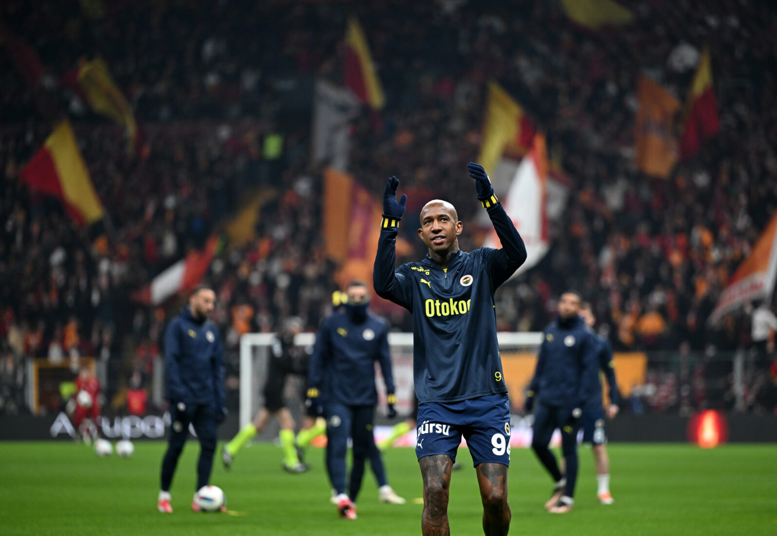 Anderson Talisca of Fenerbahce greets supporters ahead of the Turkish Super Lig week 25 football match between Galatasaray and Fenerbahce at RAMS Park in Istanbul, Türkiye on February 24, 2025. (AA Photo)