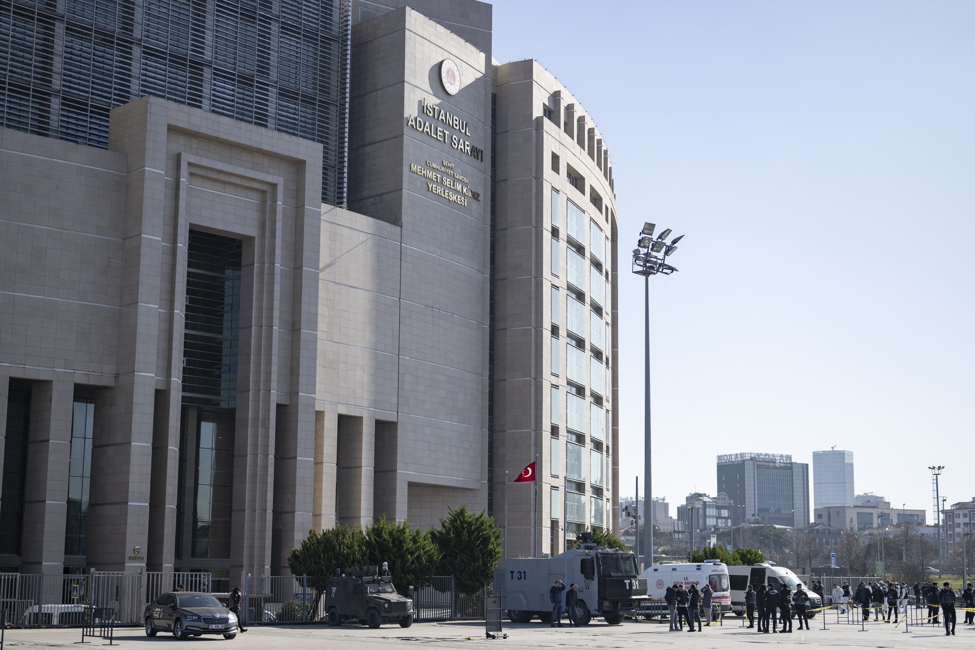 32 detained in Istanbul municipalities over terrorism links
