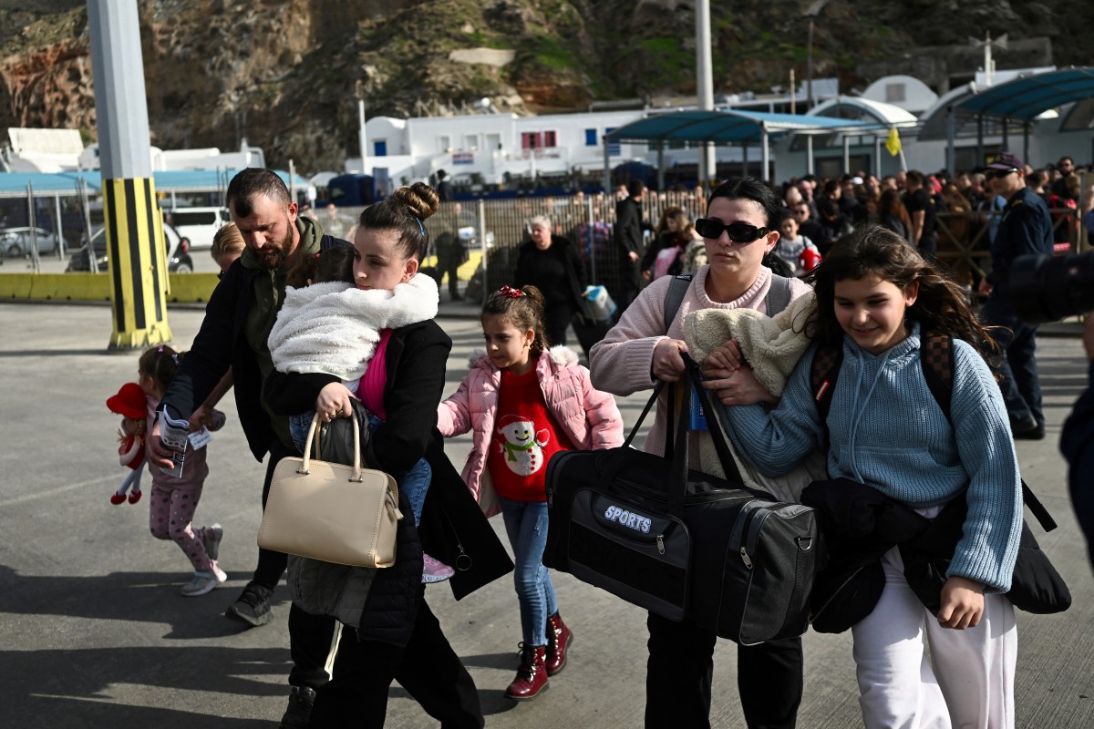 People walk to embark a ferry at the port on the Greek Island of Santorini on February 3, 2025, to leave in the wake of recurring earthquakes. (AFP Photo)