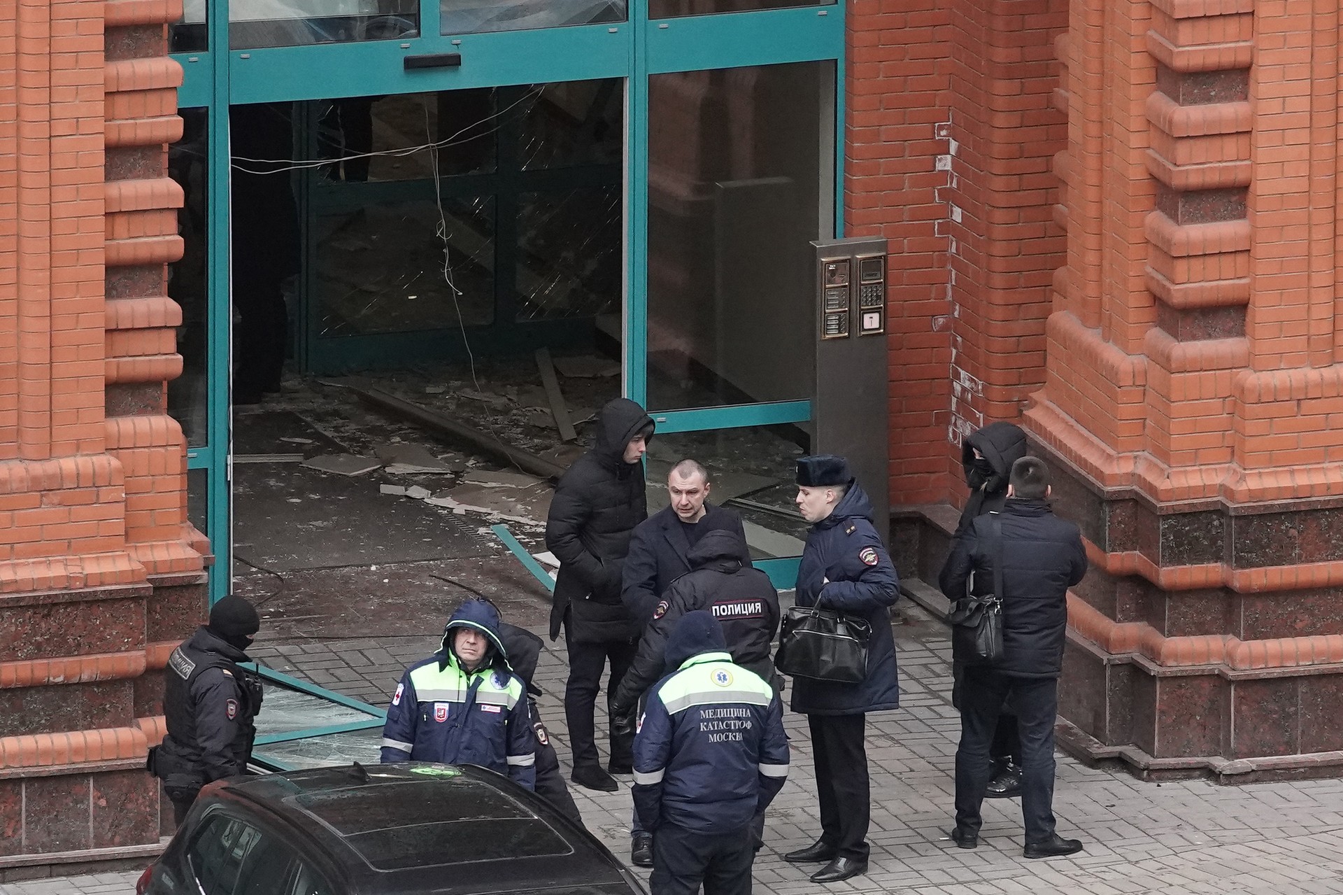 Russian law enforcement officers stand in front of the damaged entrance to a residential building following a blast in Moscow on February 3, 2025. (AFP Photo) 