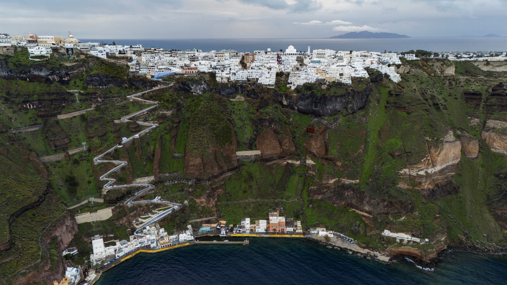 Santorini on high alert as theft fears rise after 11,000 residents evacuate