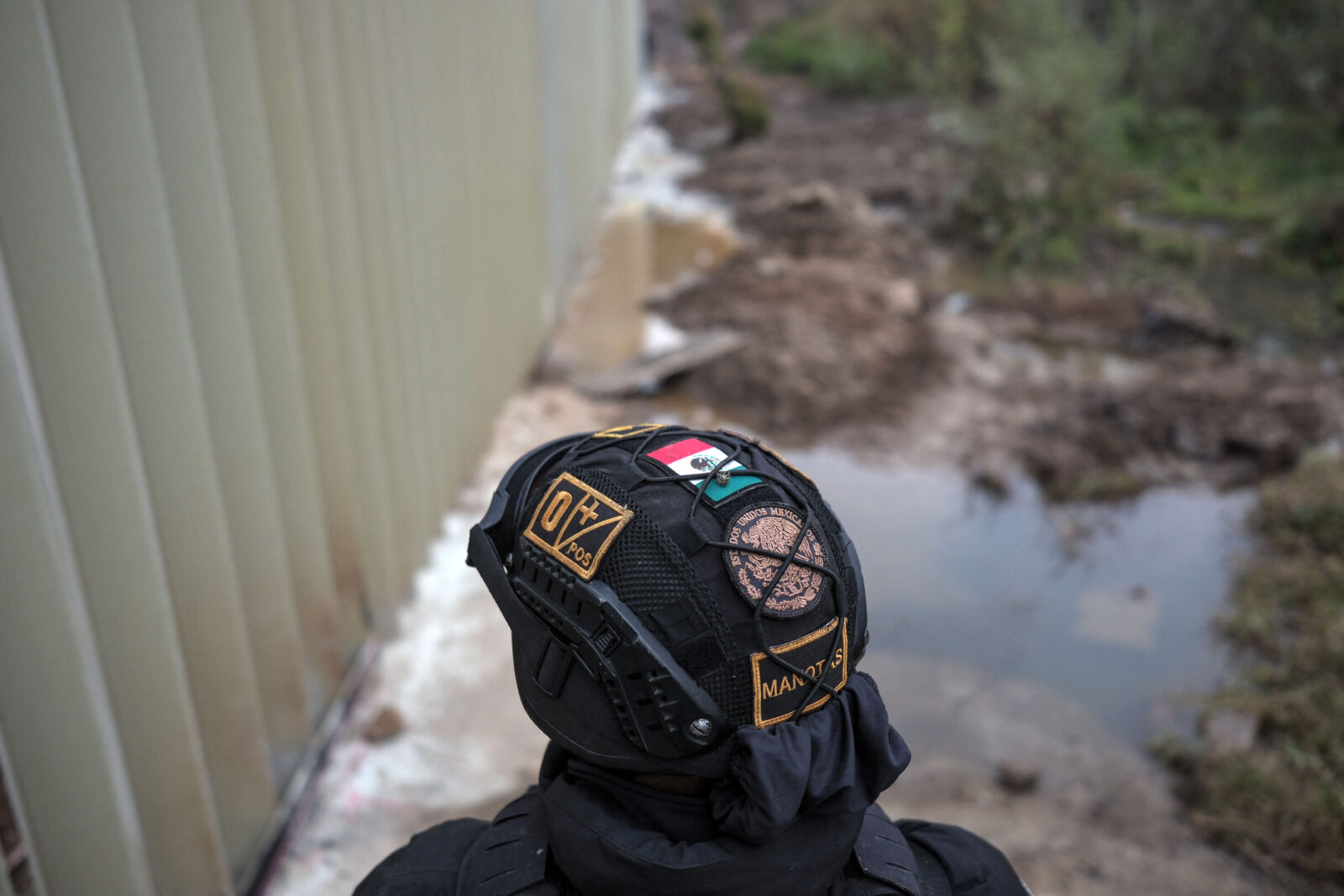 A Mexico's National Guard officer stands guard on the Mexican side of the U.S.-Mexico border in Playas de Tijuana, Baja California state, Mexico, on Feb. 3, 2025. (AFP Photo)