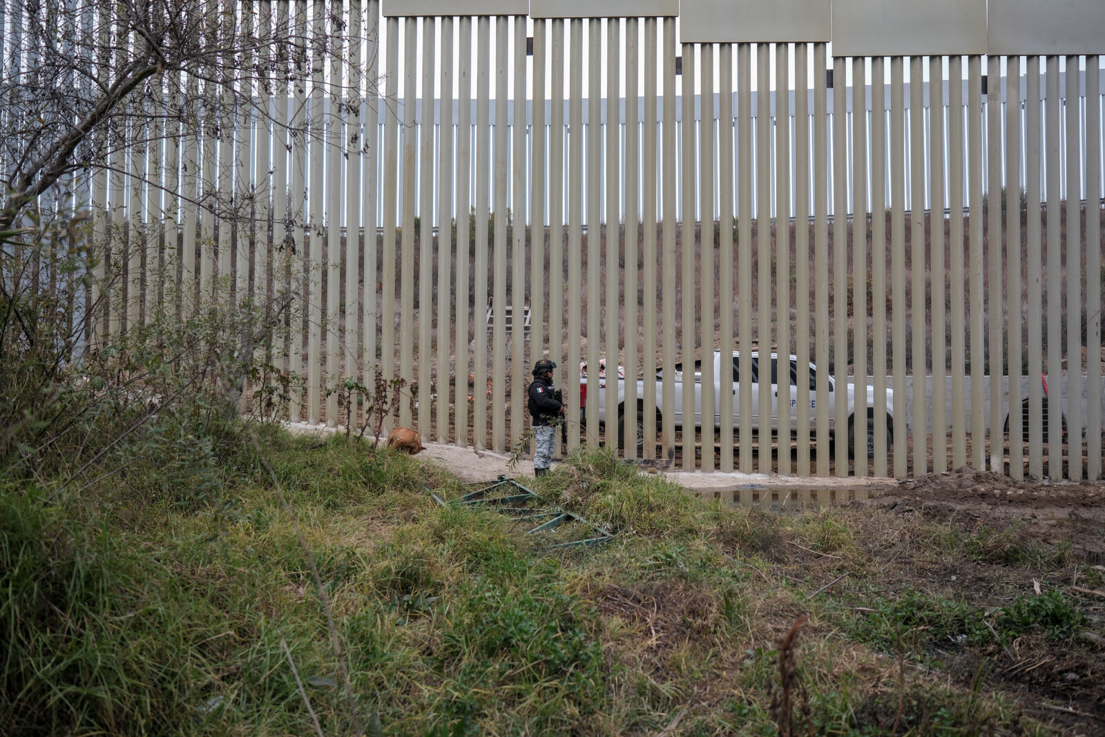 A Mexico's National Guard officer stands guard on the Mexican side of the US-Mexico border in Playas de Tijuana, Baja California state, Mexico, Feb. 3, 2025. (AFP Photo)