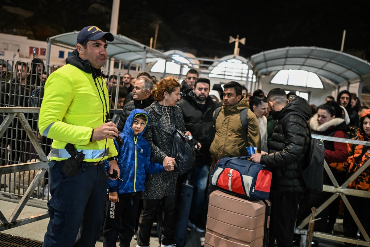 People queue on the platform to board a ferry, preparing to leave the Greek Island of Santorini in the aftermath of recurring earthquakes, on Feb. 4, 2025. (AFP Photo)