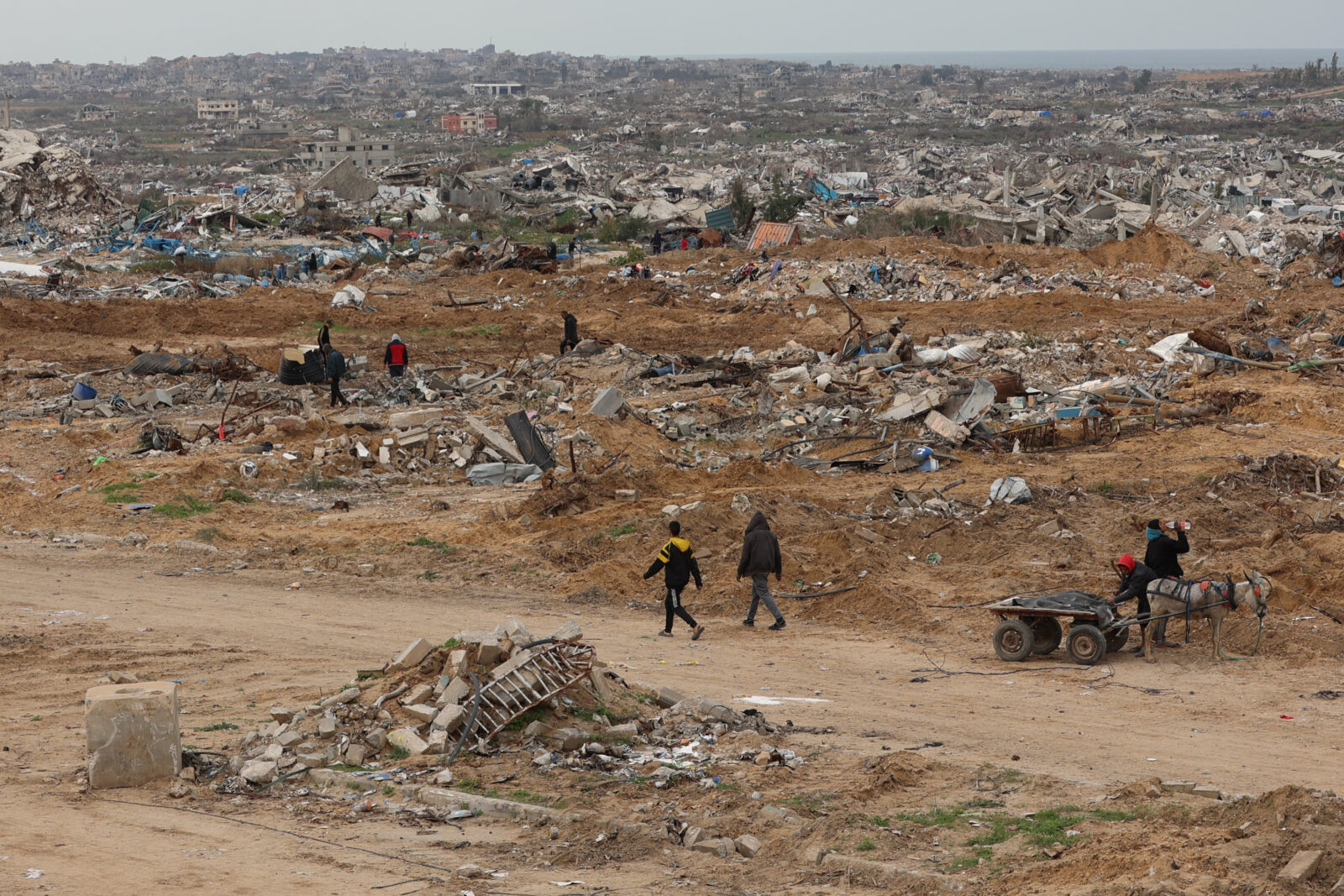 Displaced Palestinians cross the Netzarim corridor as they make their way to the northern parts of the Gaza Strip on February 9, 2025. (AFP Photo)