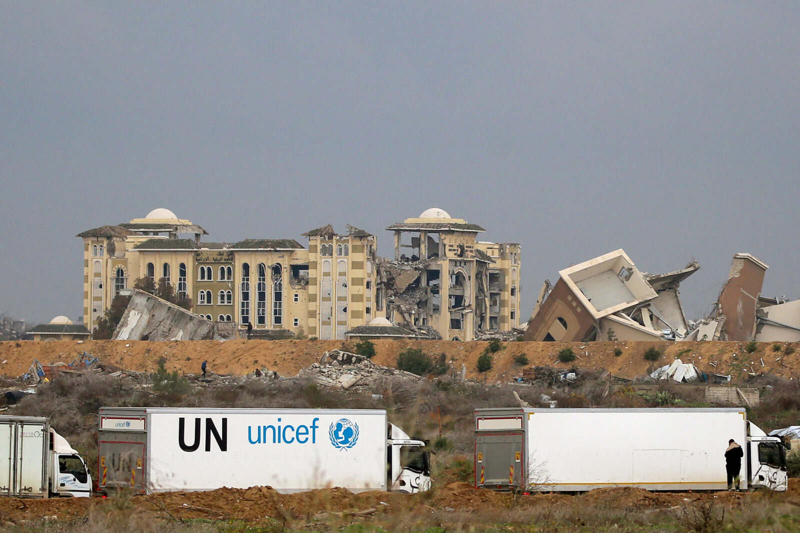 U.N. vehicles wait to cross a checkpoint manned by Egyptian and US security on Salah al-Din road in al-Mughraqa in the central Gaza Strip, on Feb. 10, 2025. (AFP Photo)