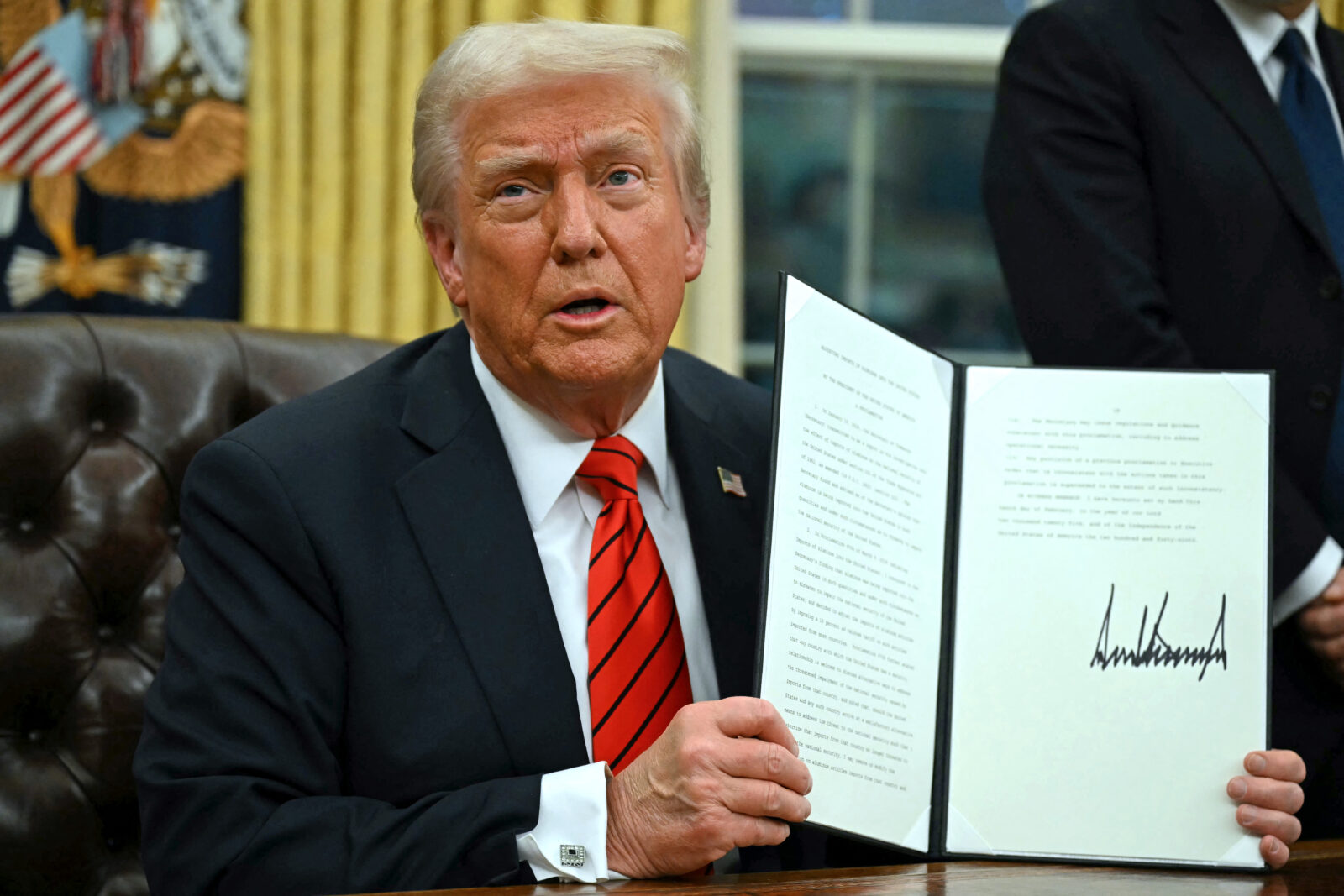 US President Donald Trump signs an executive order in the Oval Office of the White House on Feb. 10, 2025, in Washington, DC. (AFP Photo)