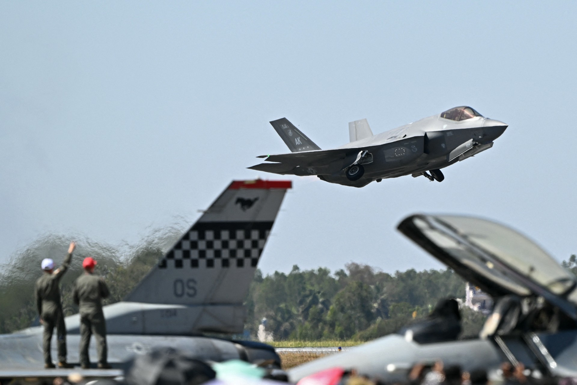 Canada reassesses F-35 purchase, considers alternatives amid political tensions