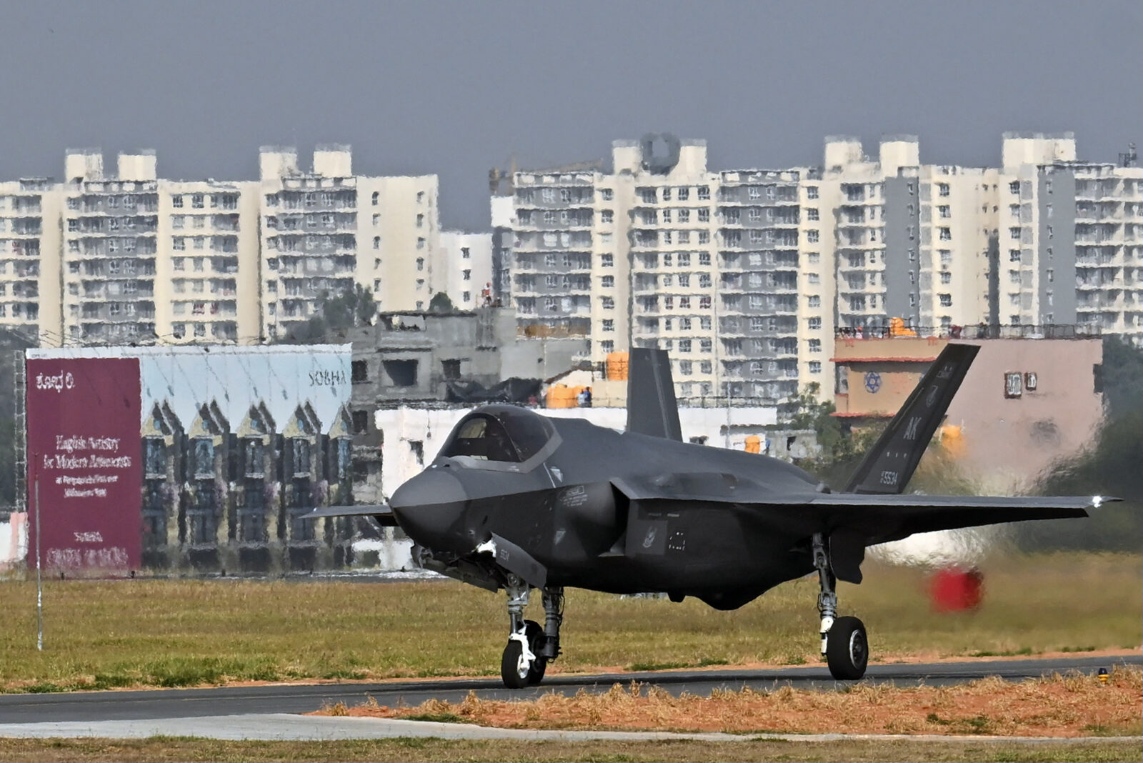 The U.S. Air Force's F-35 fifth-generation fighter aircraft lands on the tarmac during the 15th edition of Aero India 2025 at Yelahanka Air Force Station in Bengaluru on Feb. 14, 2025 (AFP Photo)