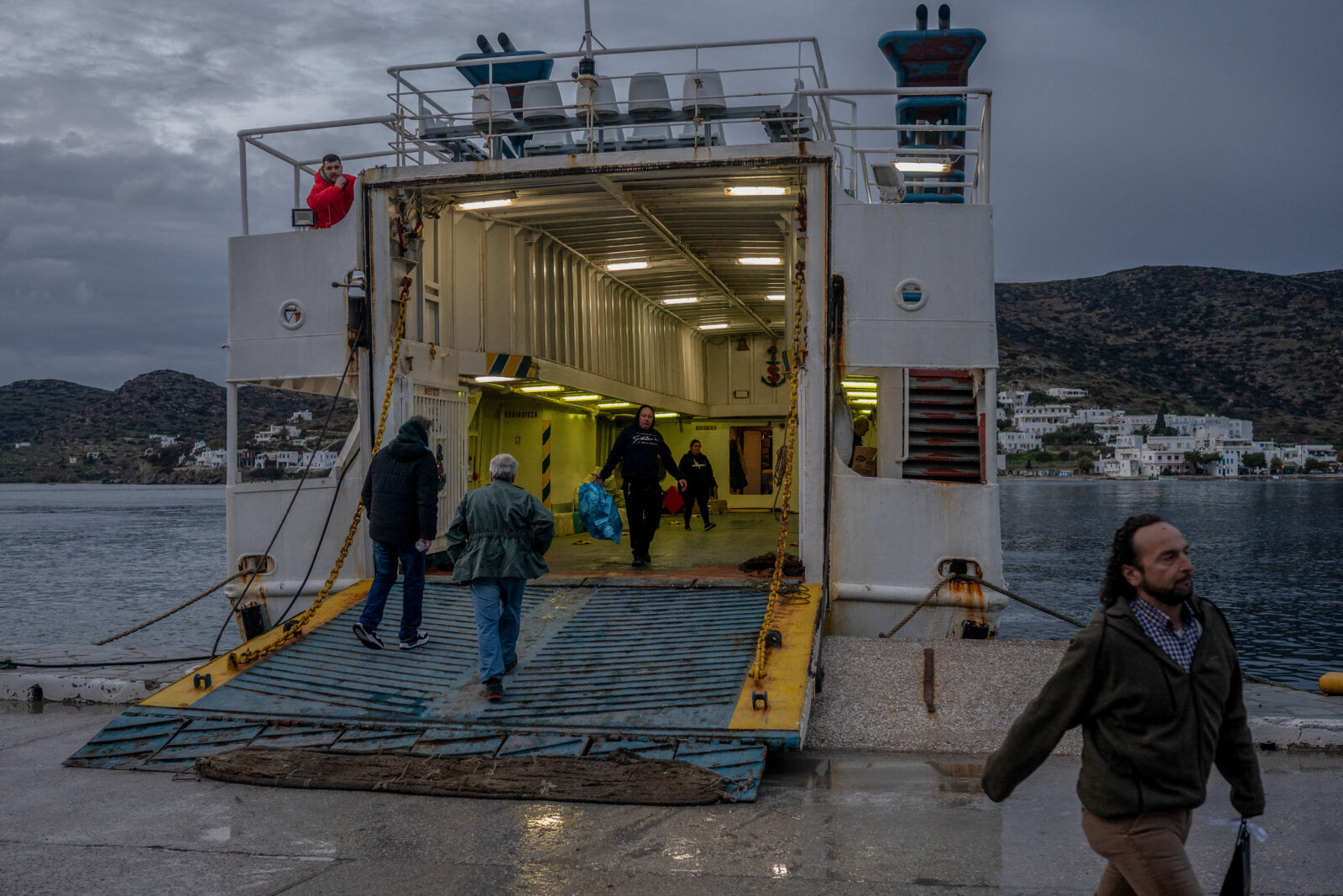 People receive their parcels from the staff of the Skopelitis ferry ship at the port of Katapola, on the Greek island of Amorgos, in the Aegean Sea, Feb. 14, 2025. (AFP Photo)