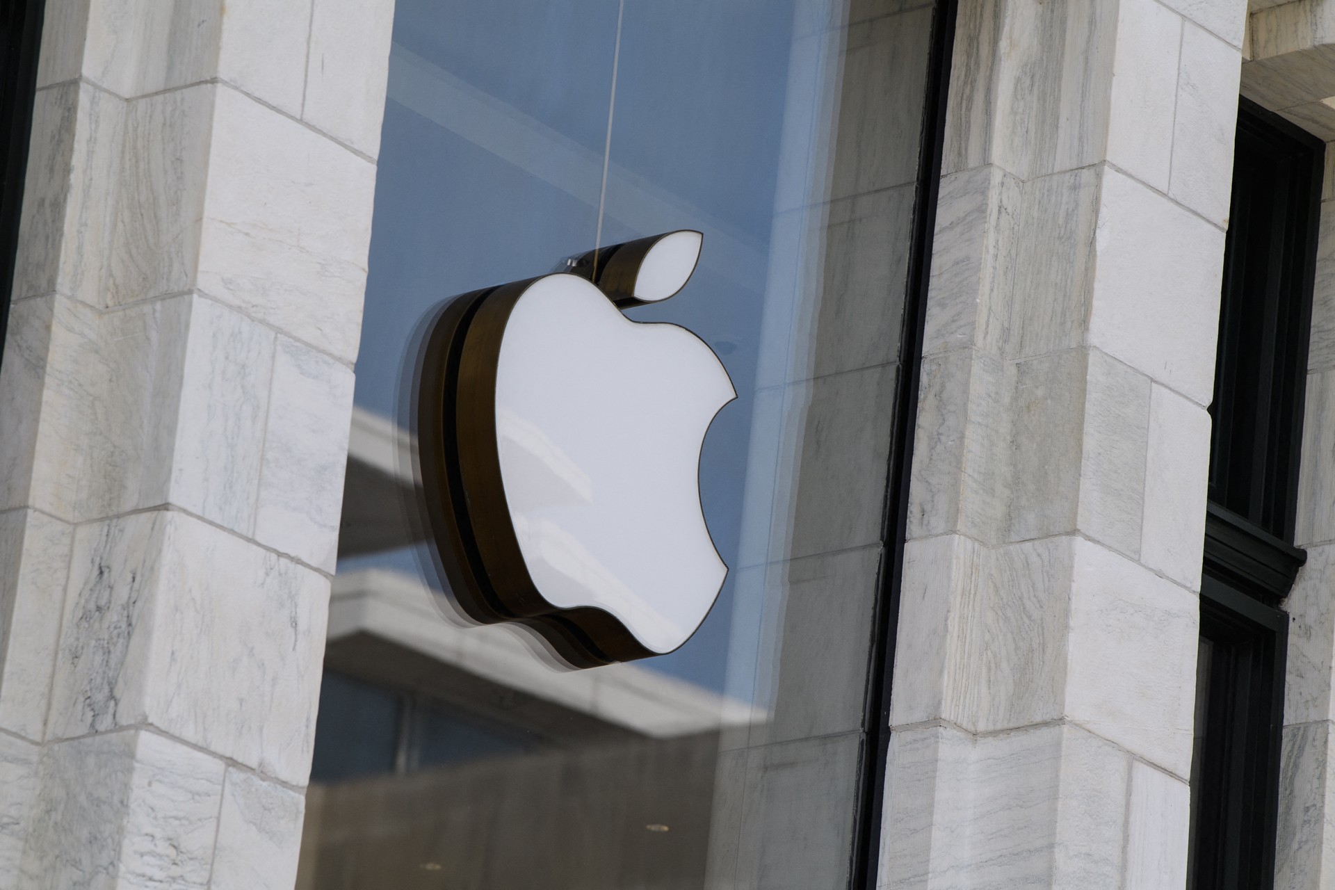 Apple announces largest-ever investment totaling $500B, creating 20K jobs