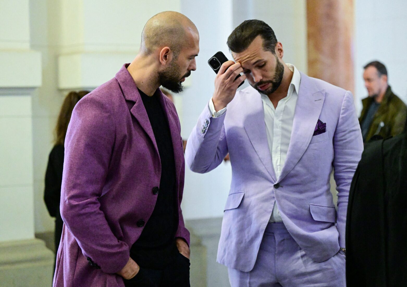 Andrew Tate (L) and his brother Tristan Tate are pictured inside The Court of Appeals in Bucharest, Romania on Dec. 10, 2024. (AFP Photo)