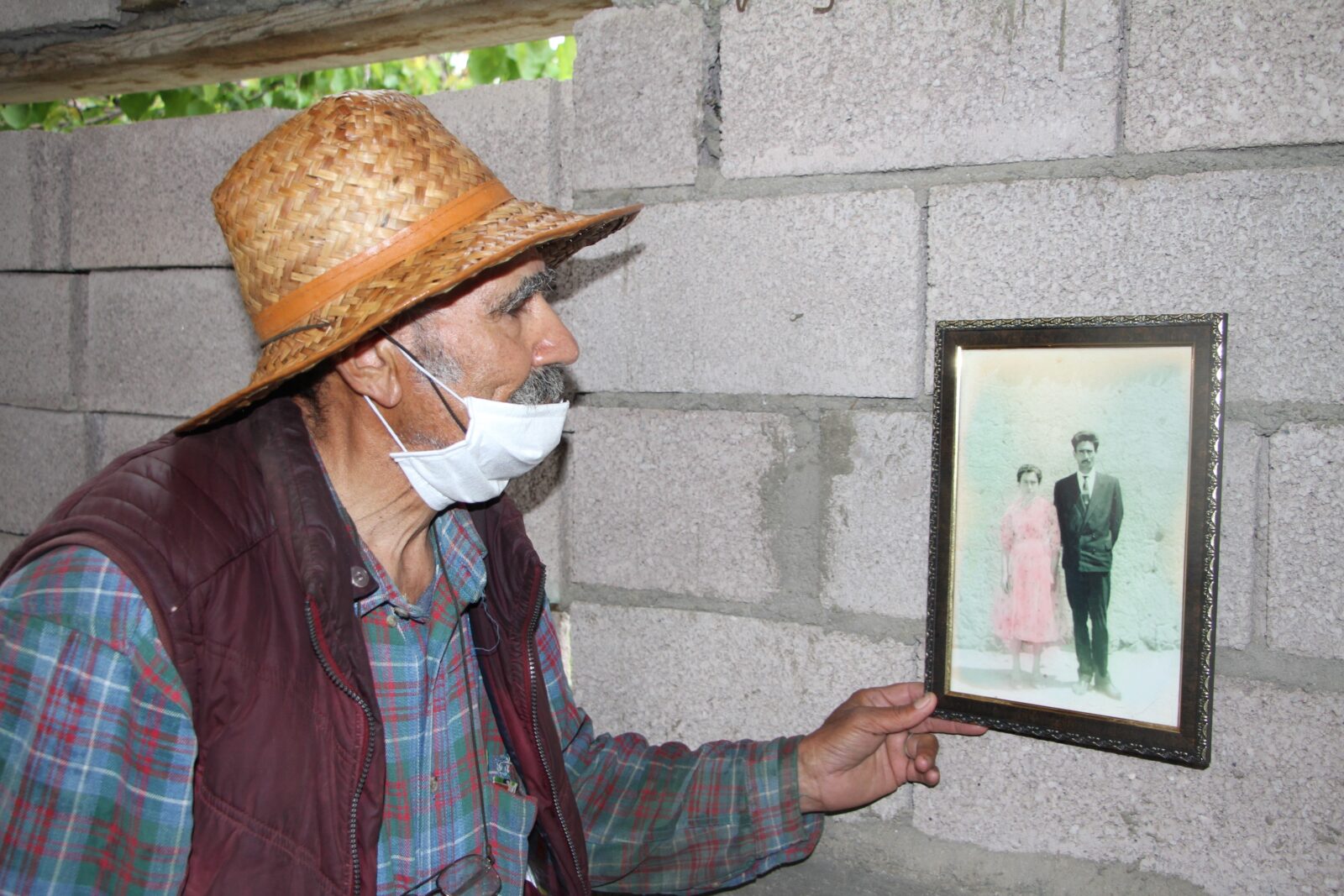 86-year-old Ziya Abay gazes at a photo of his late wife, who he lost in a traffic accident. (IHA Photo)