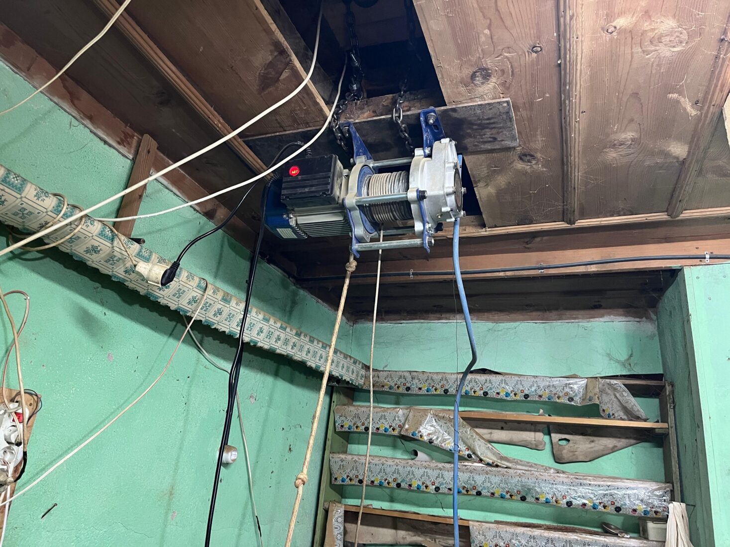 People conducting illegal excavation inside an abandoned building in the Tosya district of Kastamonu set up an elevator, Türkiye, Feb. 3, 2025. (IHA Photo)