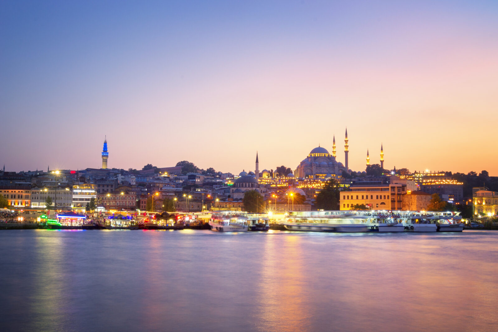 A stunning sunset over the Bosporus, with Istanbul’s skyline illuminated during Ramadan in Türkiye. (Adobe Stock Photo)