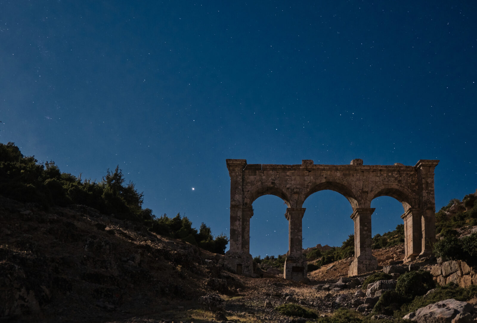 Perseid meteor shower in ancient site called Ariassos, Antalya, Türkiye. (Adobe Stock Photo)