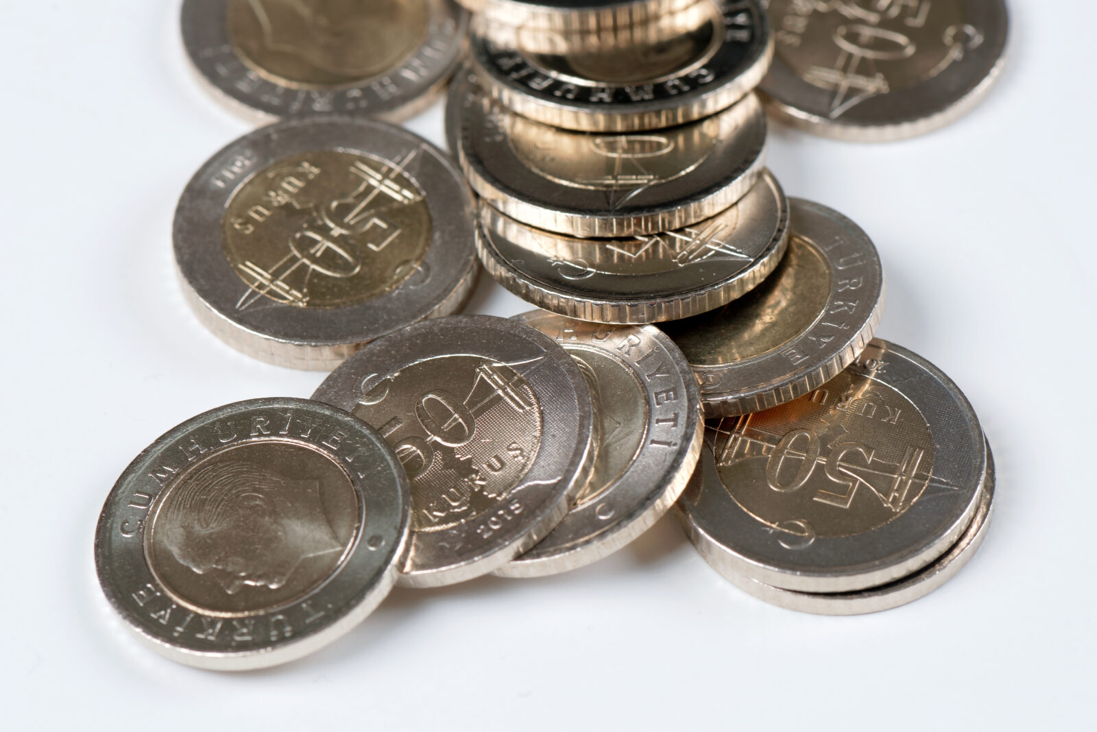 Stacks of ?0.50 coins, now the smallest denomination in circulation after Türkiye halted the production of lower-value coins due to inflation. (Adobe Stock Photo)