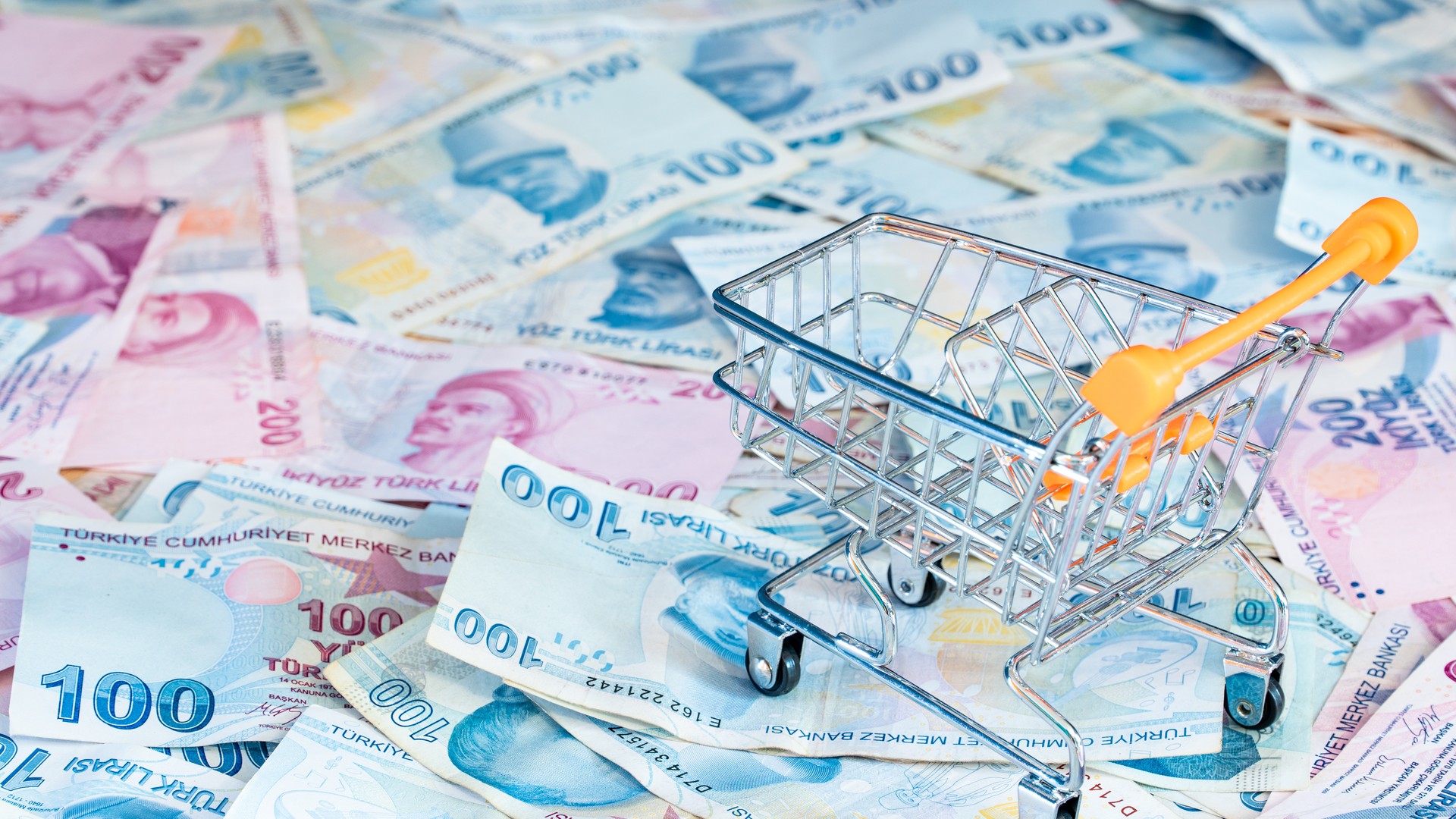 Turks view economy as top concern, skeptical about political solutions