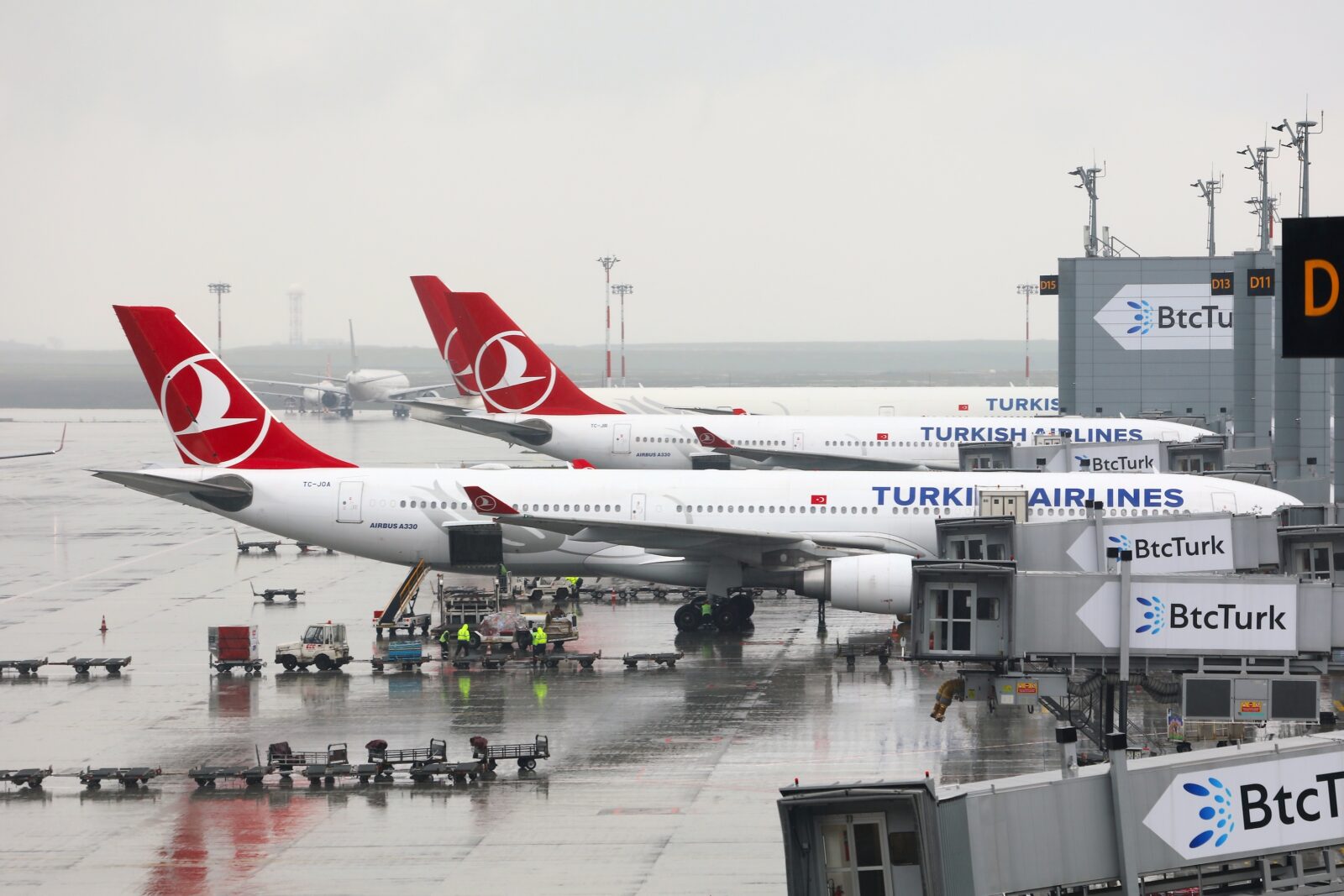 Photo shows Turkish Airlines aircraft at the gates of Istanbul Airport on a rainy day. (Adobe Stock Photo)