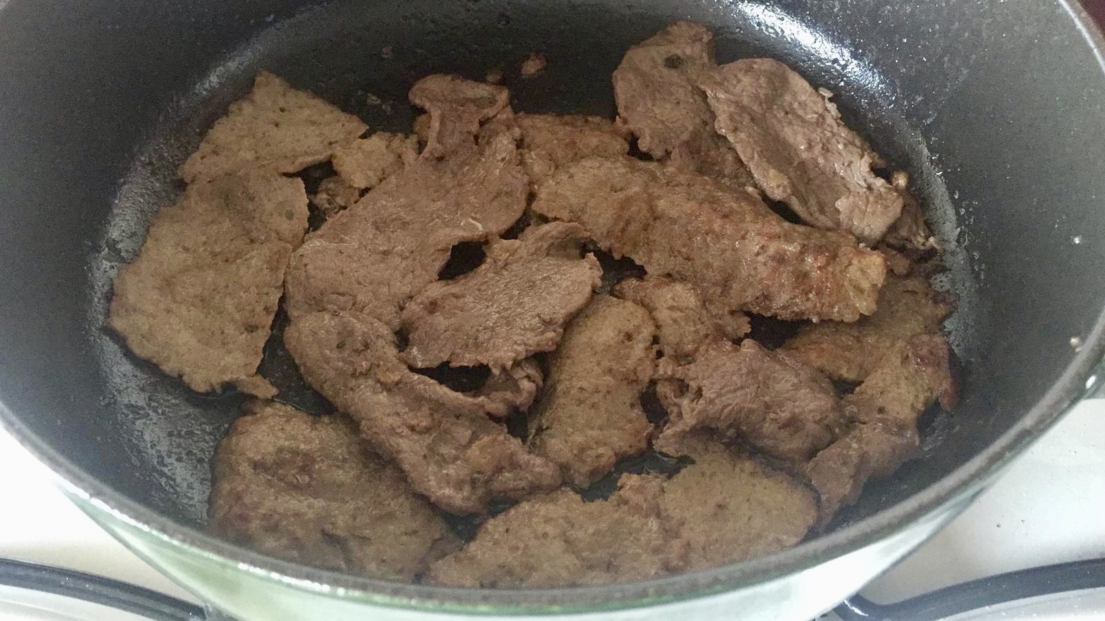 Cooking the frozen and sliced beef. (Photo via dombili.com)