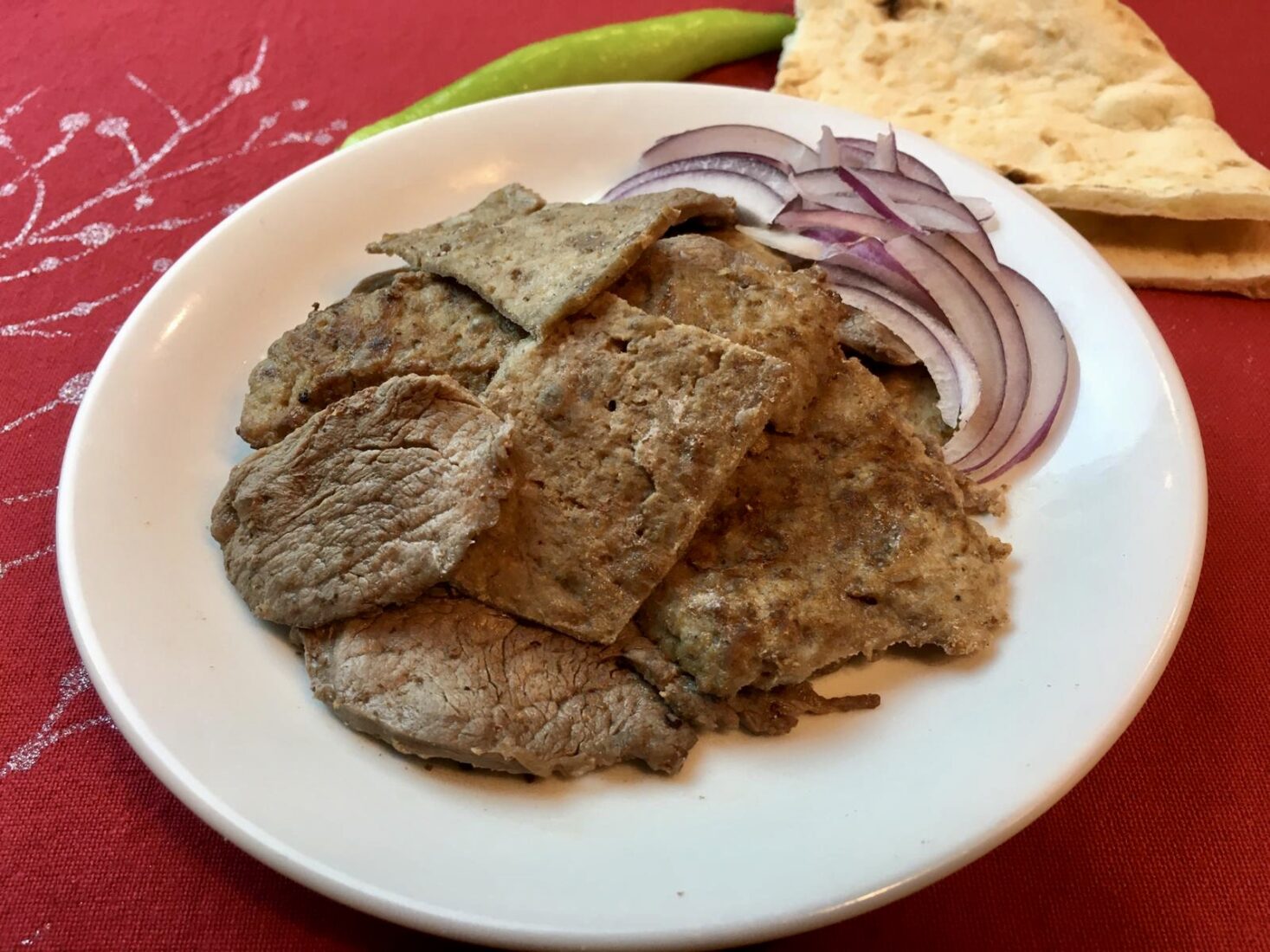 Homemade doner kebab served with onions. (Photo via dombili.com)