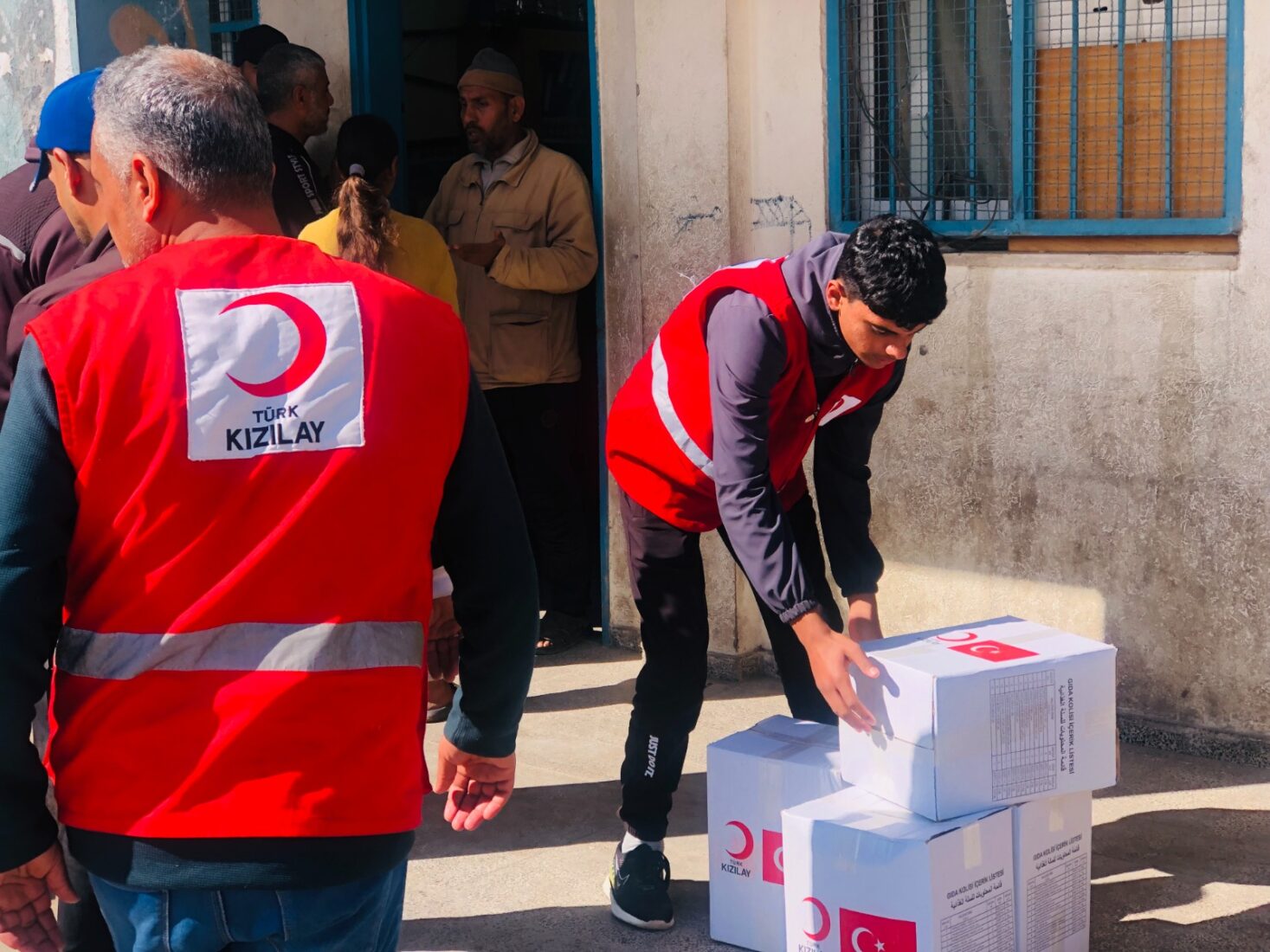 Turkish Red Crescent distributing aid in Gaza. (Kizilay Photo)