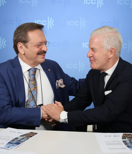 Rifat Hisarciklioglu (L), President of the Union of Chambers and Commodity Exchanges of Türkiye (TOBB), shakes hands with International Chambers of Commerce (ICC) Secretary General John W. H. Denton AO (R). (Photo via iccwbo.org)