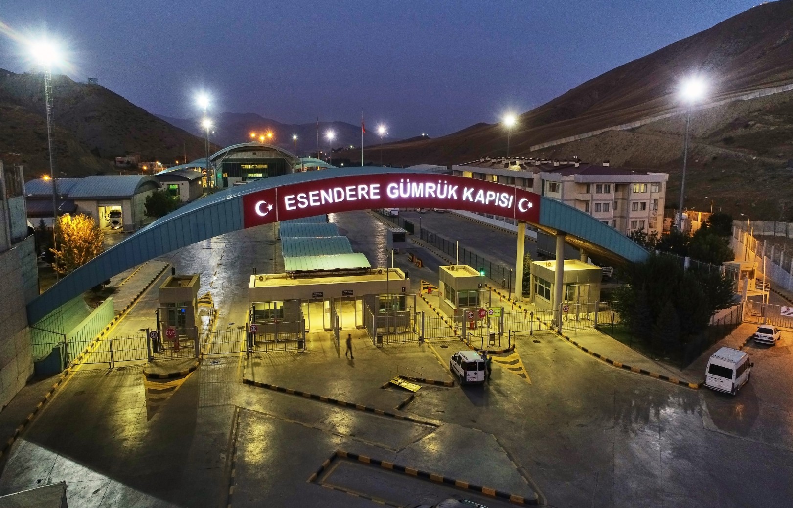 Iran restricts Turkish truckers at Esendere Border, causing long delays