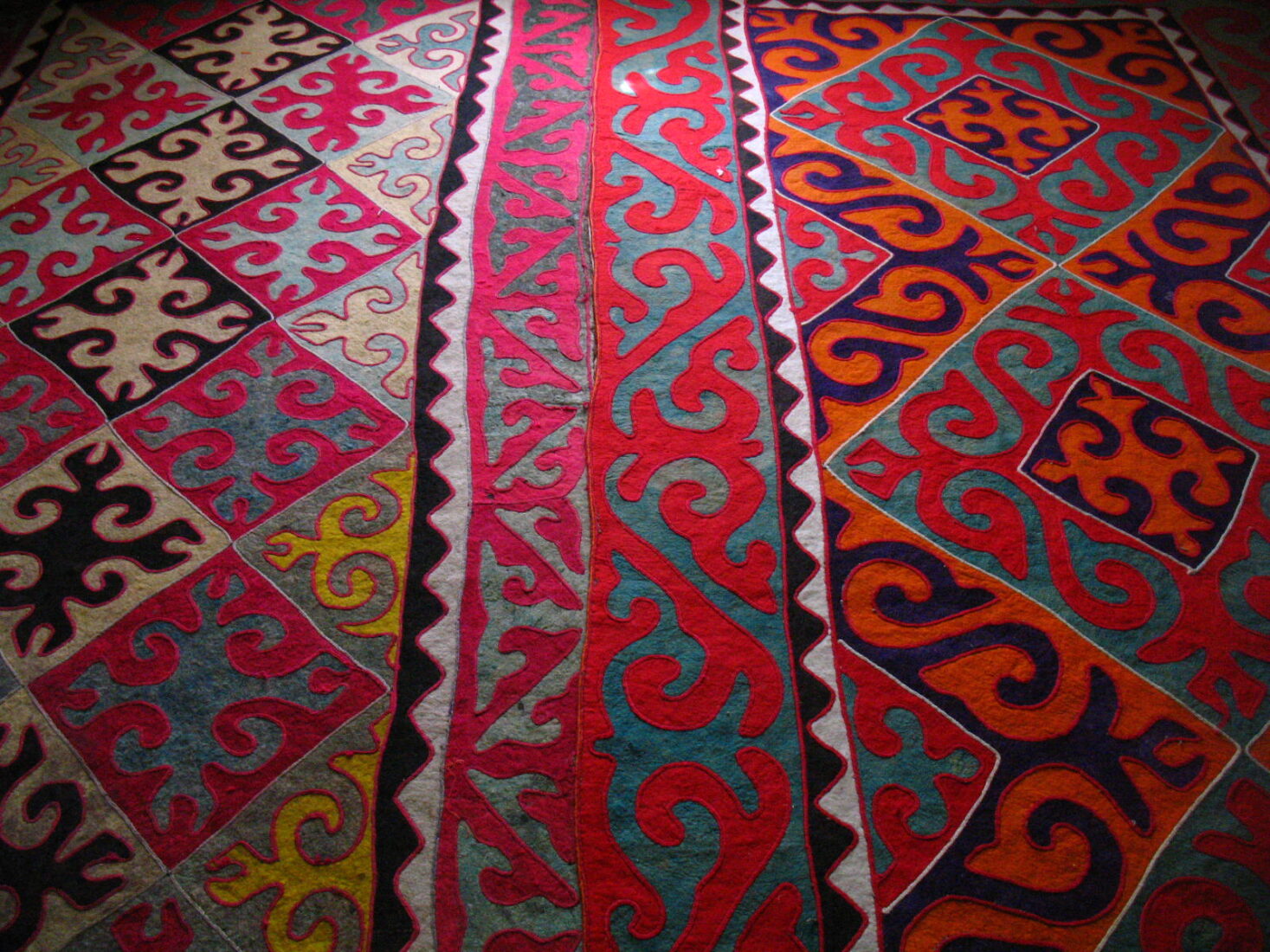A shyrdak on the floor of a home in Aksy District, Kyrgyzstan, accessed on 20 February, 2025. (Photo via Wikipedia Commons)