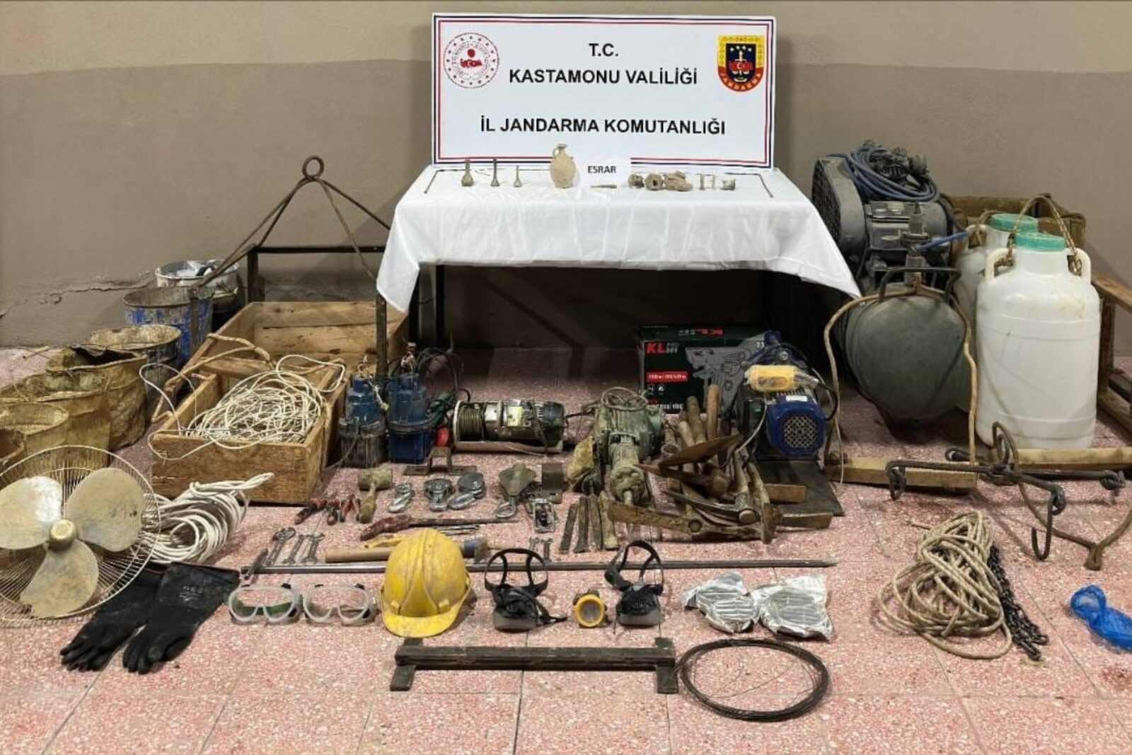 Treasure hunters caught using underground elevator for illegal excavation in Türkiye