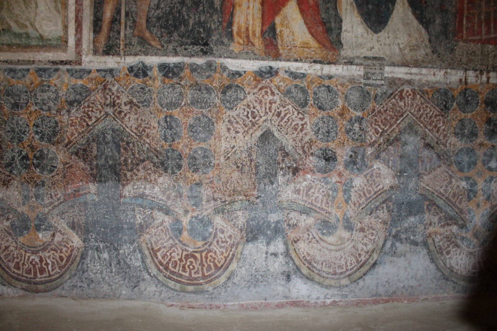 Folds of textile featuring pseudo-Arabic inscriptions along the lower border of the fresco in the Church of St. Antonio, Polesine, Ferrara, Italy. (Photo by Federica Gigante)