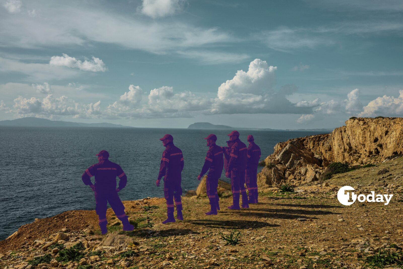 People of Amorgos looking at the sea after the earthquakes, Feb. 15, 2025. (Photo via AFP; Photo collage by Koray Erdogan/Türkiye Today)
