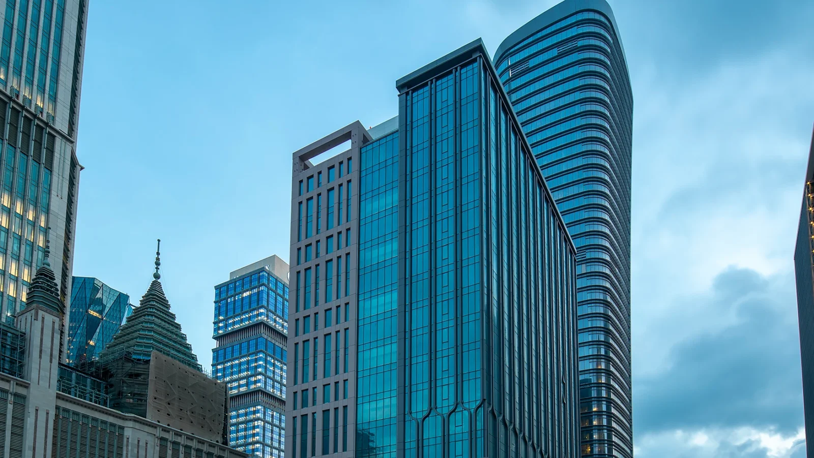 The promotional photo shows a view of the 25-story office building in Istanbul Finance Center, recently sold by Is REIC to Kuveyt Turk's subsidiary, KT Saglam Real Estate. (Photo via isgyo.com.tr)