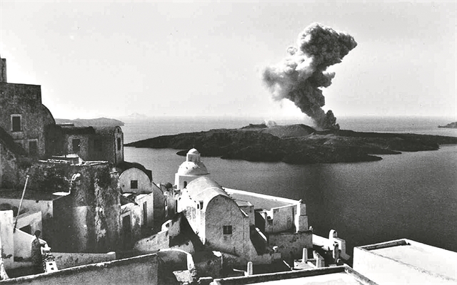 The earthquake of July 9, 1956, triggered an eruption of the Santorini volcano and a massive tidal wave. (Photo via protagon.gr)