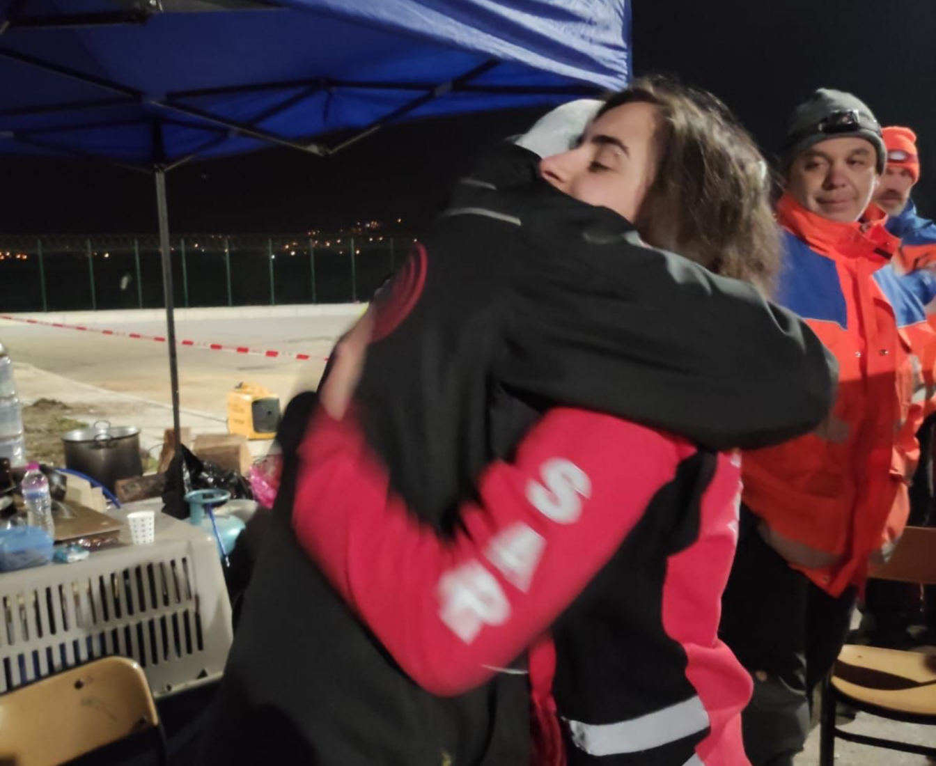 The emotional farewell between SAR volunteer Basak Karasen and Dutch volunteer Claire van der Werff-Ozmay after working tirelessly in Türkiye's earthquake-hit zones, February 2023. (Courtesy of SAR)
