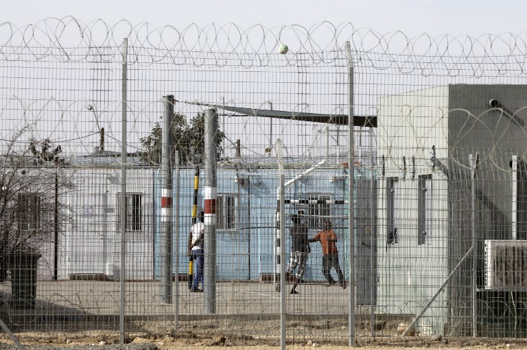 A picture taken on February 4, 2018 shows detained African migrants inside the Holot detention centre, located in Israel's southern Negev desert near the Egyptian border. 
Israel is working toward expelling some 20,000 Eritrean and Sudanese men who entered the Jewish state illegally over the years, setting them an ultimatum of leaving the Jewish state by April 1 -- or being imprisoned indefinitely. / AFP PHOTO / MENAHEM KAHANA