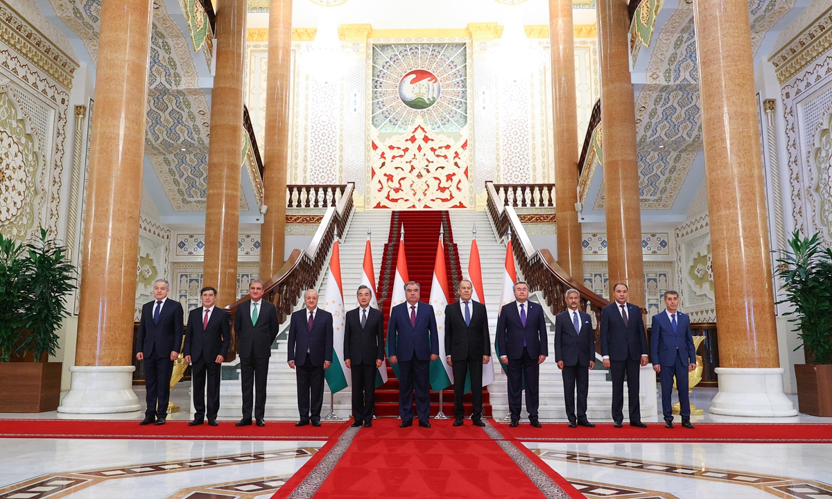 (L-R) Tajikistan's Foreign Minister Sirojiddin Muhriddin, SCO Secretary General Vladimir Norov, Pakistani Foreign Minister Shah Mehmood Qureshi, Uzbekistan's Foreign Minister Abdulaziz Kamilov, Chinese Foreign Minister Wang Yi, Tajikistan's President Emomali Rahmon, Russian Foreign Minister Sergei Lavrov, Kazakhstan's Foreign Minister Mukhtar Tleuberdi, Indian Foreign Minister Subrahmanyam Jaishankar, Kyrgyzstan's deputy Foreign Minister Nuran Niyazaliyev and Director of the Executive Committee of the Regional Anti-Terrorist Structure (RATS) of the SCO Jumakhon Giyosov posing for a picture during a Shanghai Cooperation Organisation meeting in Dushanbe on July 14, 2021. (AFP Photo)