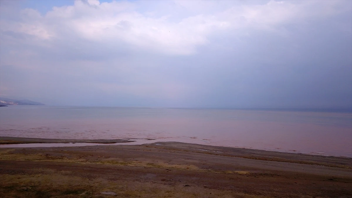 River flow from Bitlis turns Lake Van a deep reddish brown