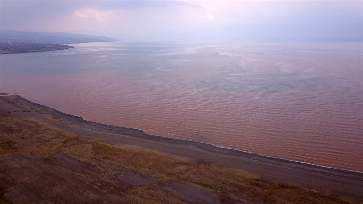 River flow from Bitlis turns Lake Van a deep reddish brown