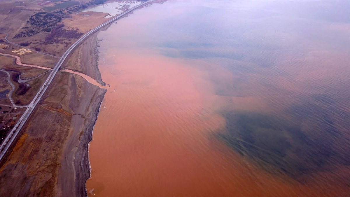 River flow from Bitlis turns Lake Van a deep reddish brown